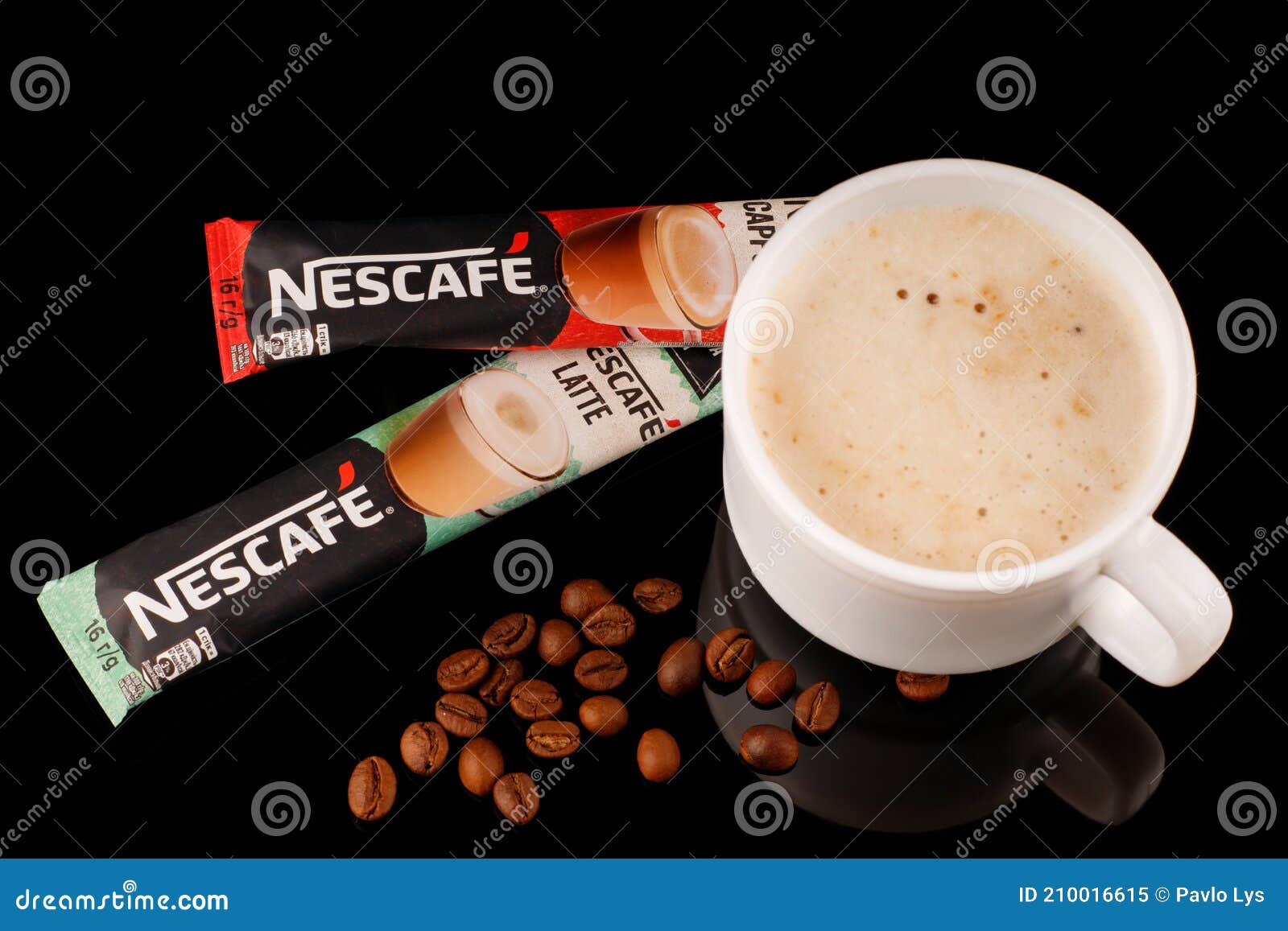 Ucraina - 26 Novembre 2020 : Bastoncini Di Nescafé Con Caffè E Tazza Su  Fondo Nero Immagine Editoriale - Immagine di contenitore, disegno: 210016615