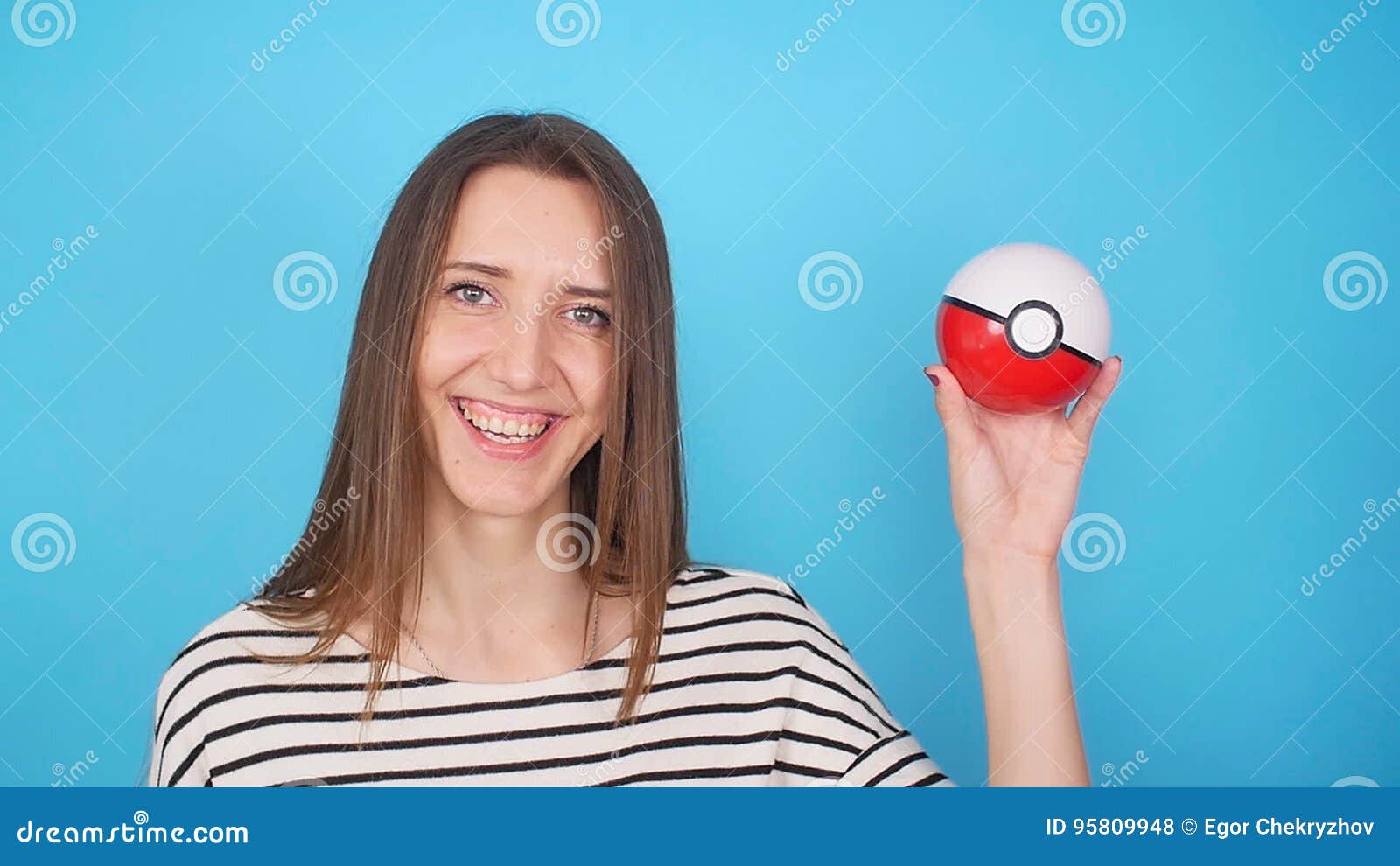 Samara, Rússia - 4 de agosto de 2016: Ícone de Pokeball sobre fundo branco.  Um Pokeball usado