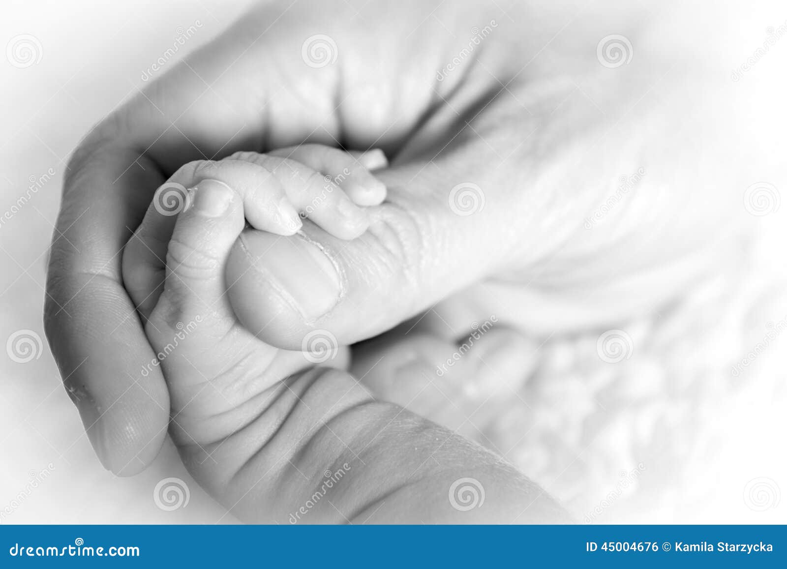 Close-up bij een uiterst kleine hand van pasgeboren