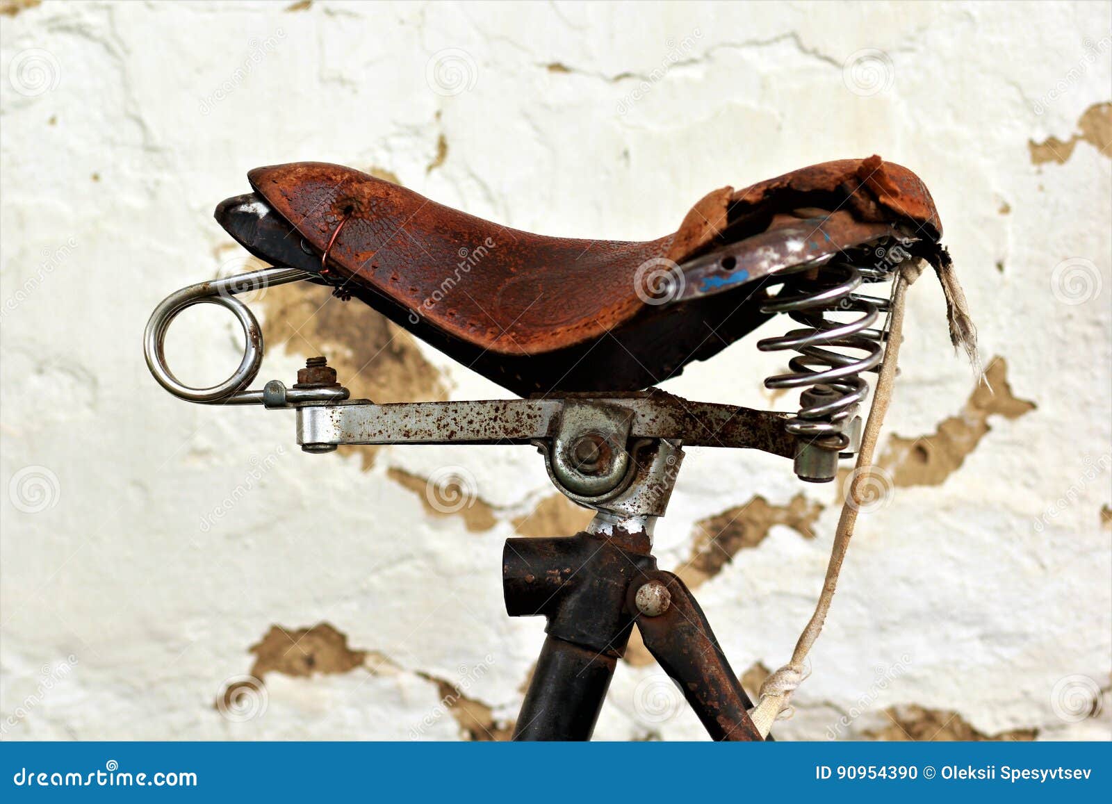 bescherming Geheugen kunst Uitstekend oud fietszadel stock foto. Image of retro - 90954390