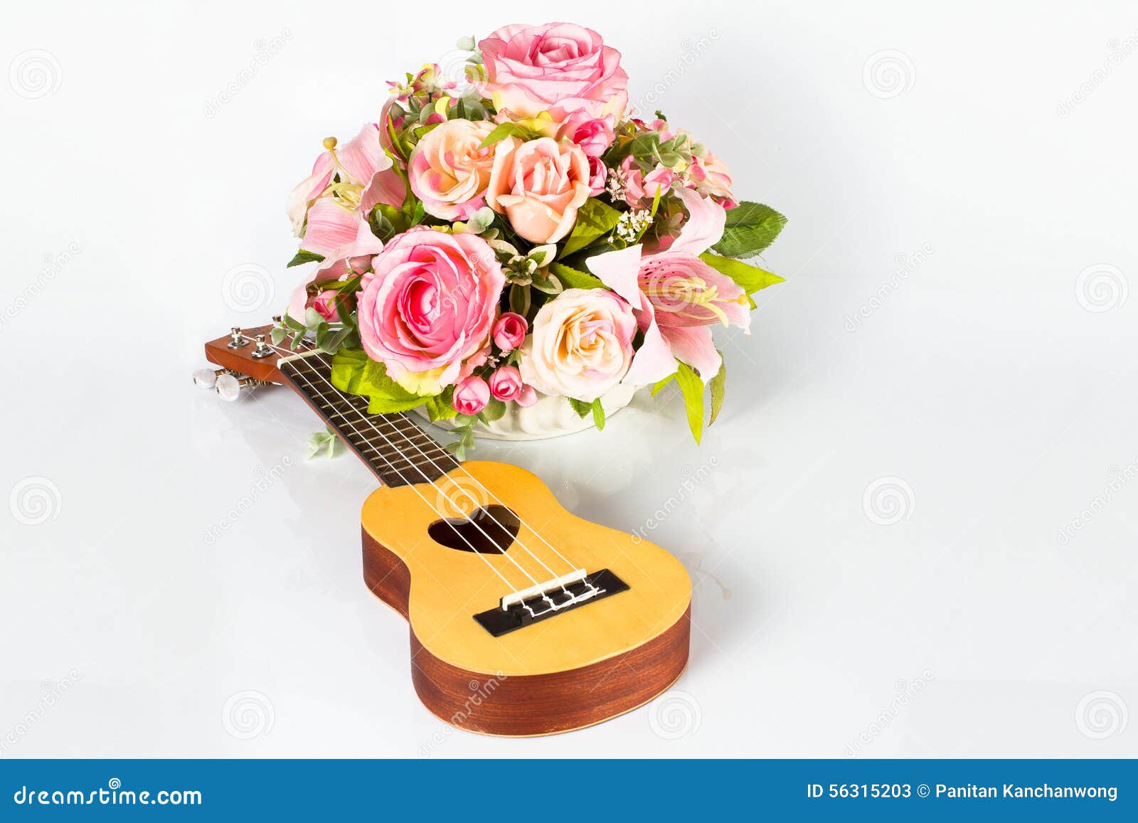 Ukelele y flor hermosa imagen de archivo. Imagen de tradicional - 56315203