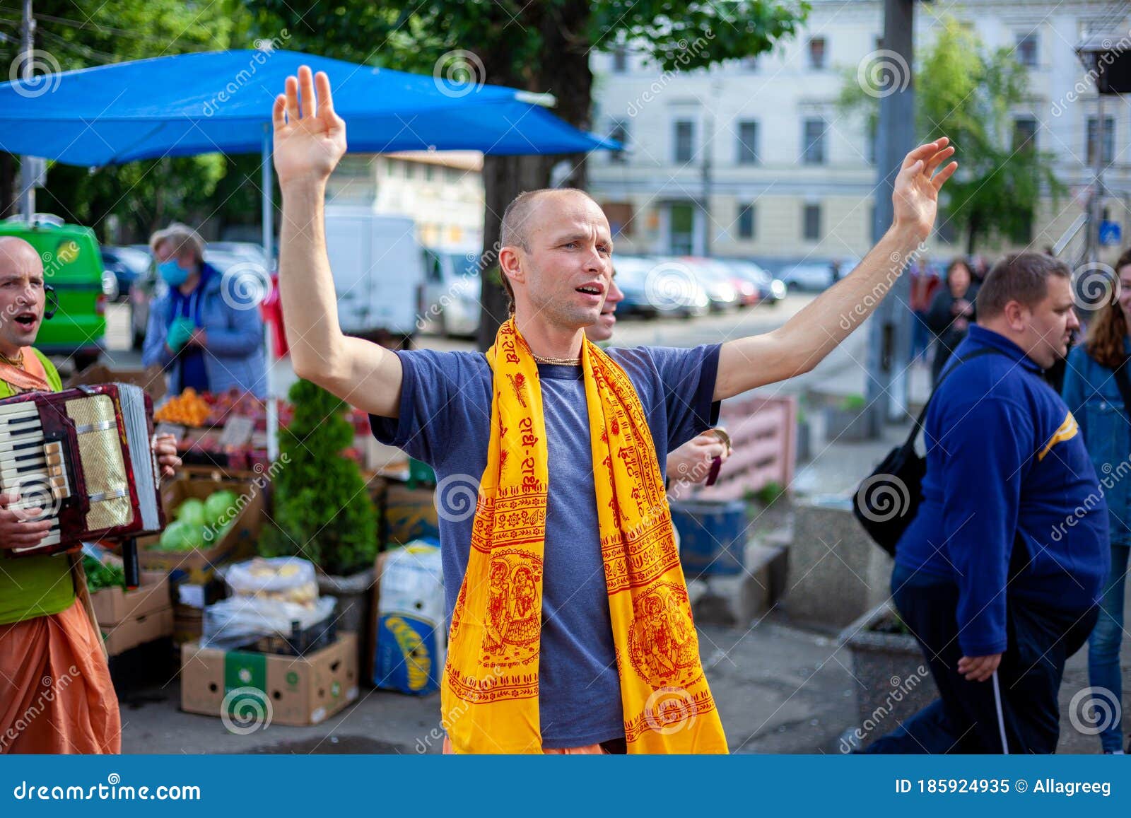 Hare Krishna Seguidores Cantando Marcha Foto Editorial - Imagem de