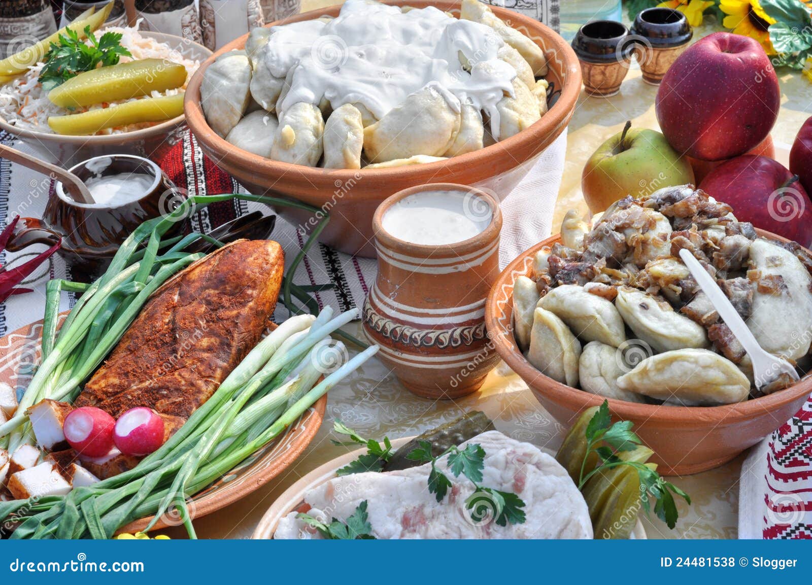Что нужно украинцу. Украинский стол с едой. Традиционные блюда Украины. Украинские национальные блюда. Традиционные украинские блюда.