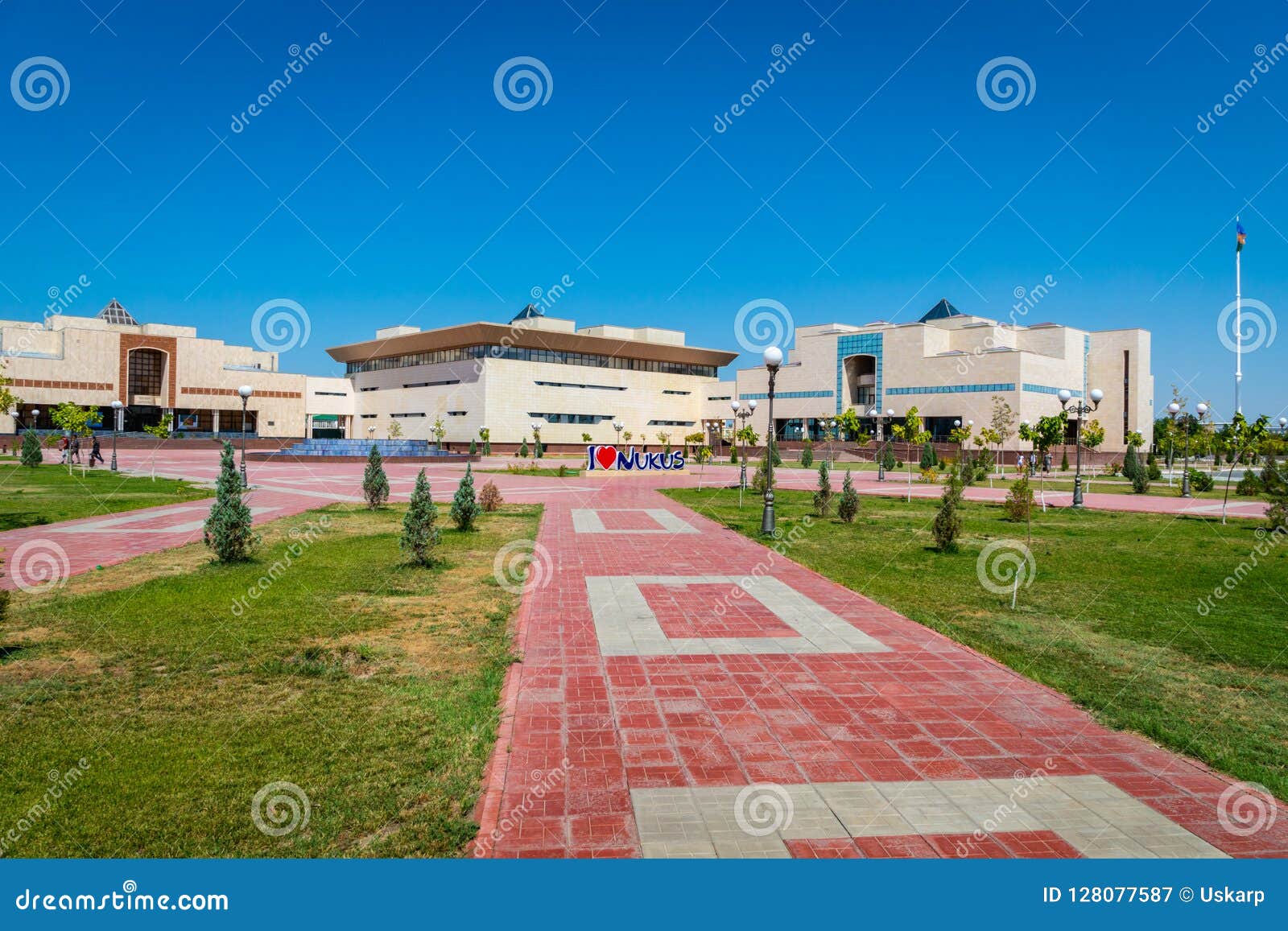 Nukus Uzbekistan - September 2018: Nukus stadsfyrkant framme av Karakalpakmuseet av den sovjetiska konstmusesumen för konster i Uzbekistan