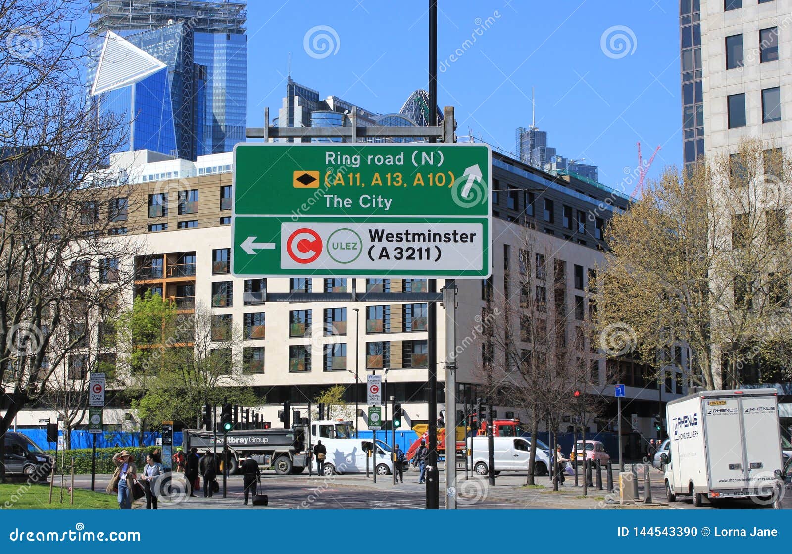 ULEZ, Londra, UK - 8 aprile 2019: carica della zona di emissione ultravioletta ULEZ carica congestione e avviso ULEZ della zona d. ULEZ, Londra, UK - 8 aprile 2019: Carica congestione delle zone di emissione ultravioletta ULEZ e segnale di avviso ULEZ zona di emissione ultrabassa a bassissimo livello centrale a Londra 12 £ 50, TFL stock