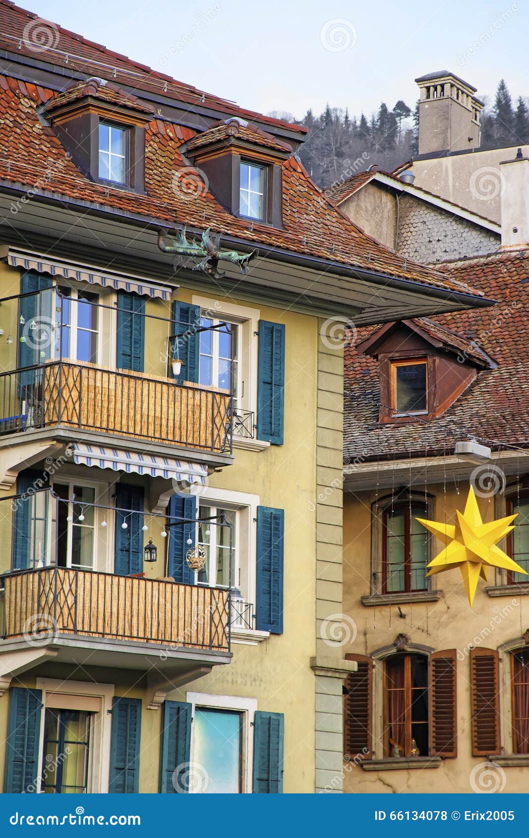 Ulica dekorująca z bożymi narodzeniami Gra główna rolę w Thun Starym miasteczku Thun jest miastem w kantonie Bern w Szwajcaria Ja lokalizuje dokąd Aare rzeka płynie z Jeziornego Thun
