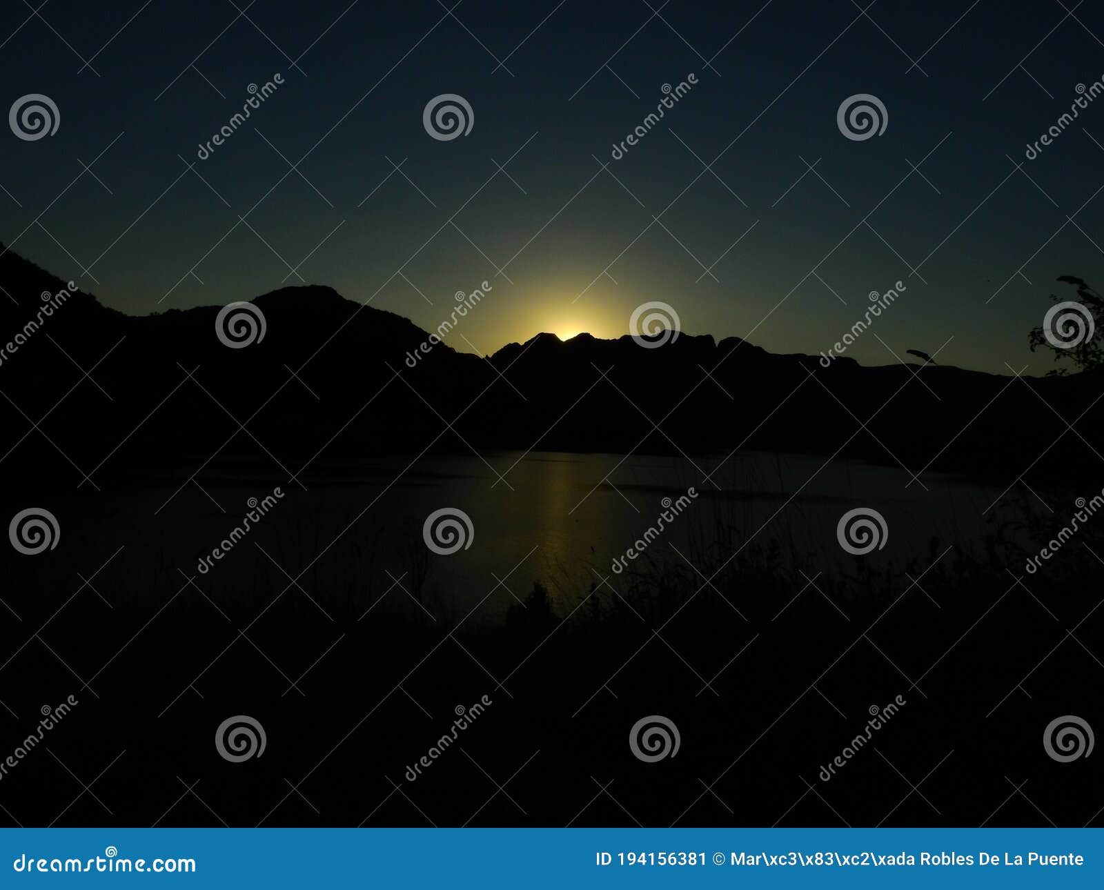 ultimos rayos del sol de la tarde reflejados sobre el agua