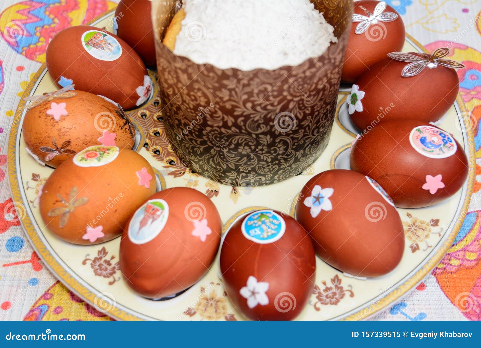 Ulyanovsk, Rusia - 25 De Agosto De 2019: Pastel De Pascua Y Huevos De Gallina Decorados Un Plato Imagen editorial - Imagen caramelo, pasteles: 157339515