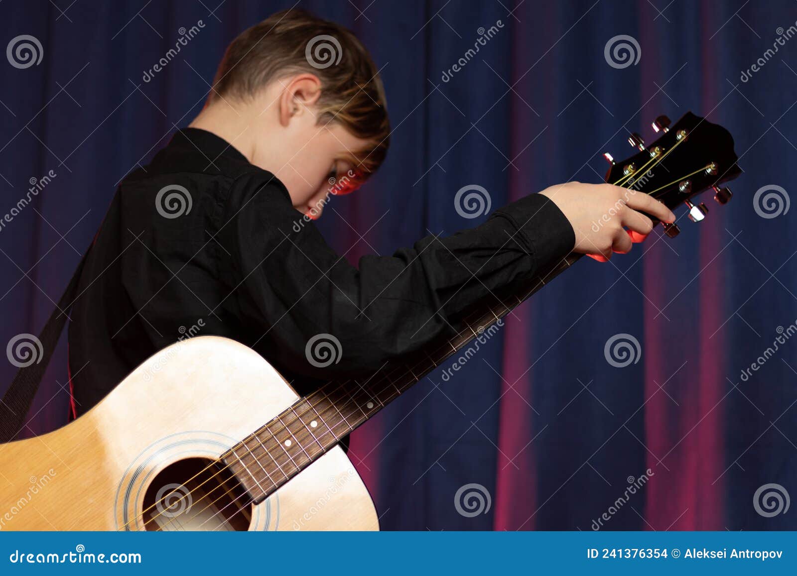 Fotos de Triste mulher jovem sentada com guitarra nas mãos