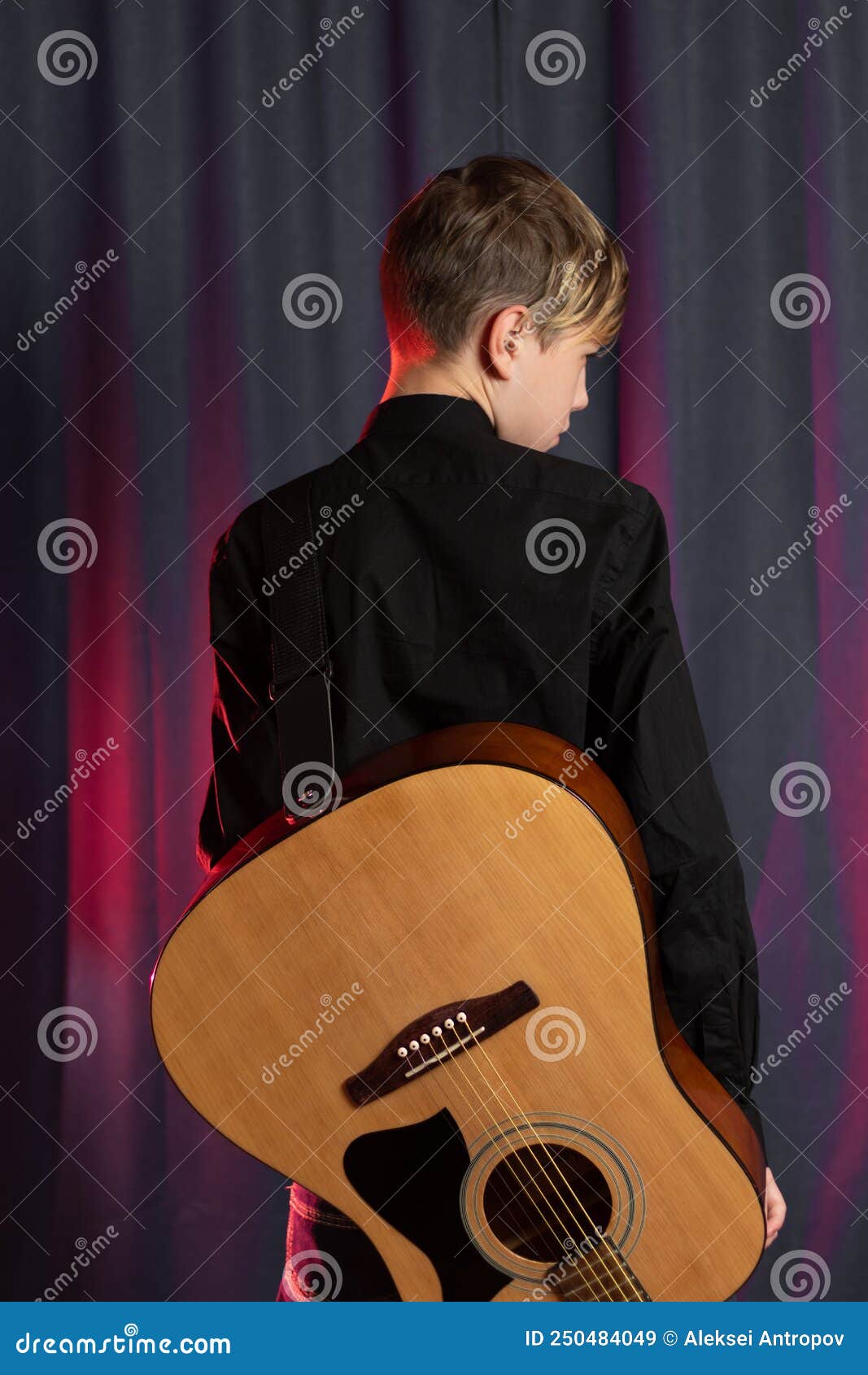 Fotos de Triste mulher jovem sentada com guitarra nas mãos