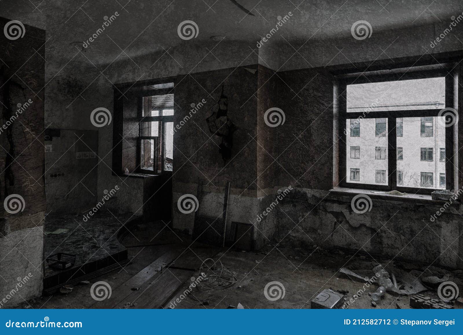Casas Escuras Com Janelas Escuras E Uma Fachada De Desmoronamento Foto de  Stock - Imagem de escuro, alargamento: 152938242