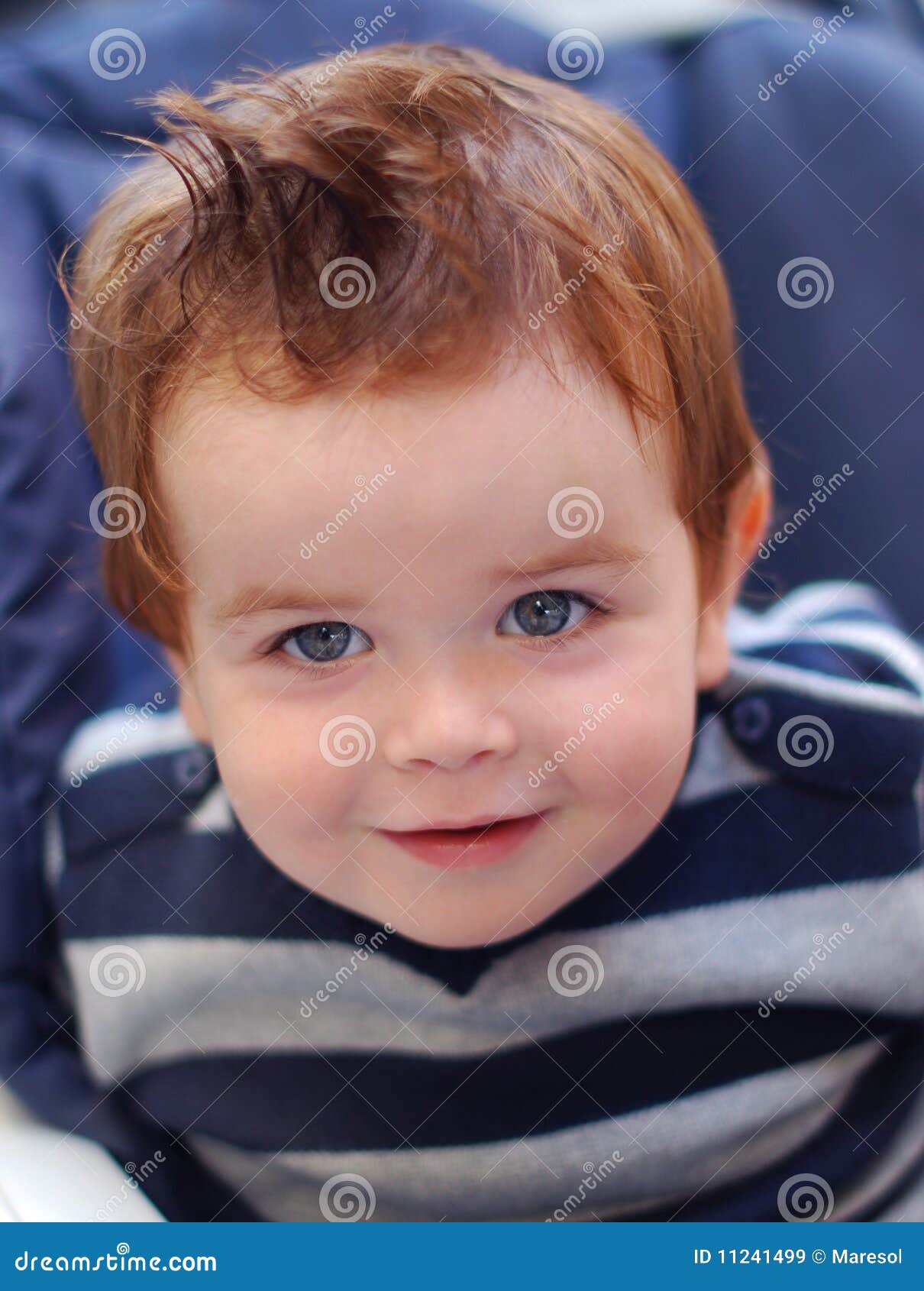 Um Bebê Com Um Penteado Moderno Imagem de Stock - Imagem de sorrir, olhos:  11241499