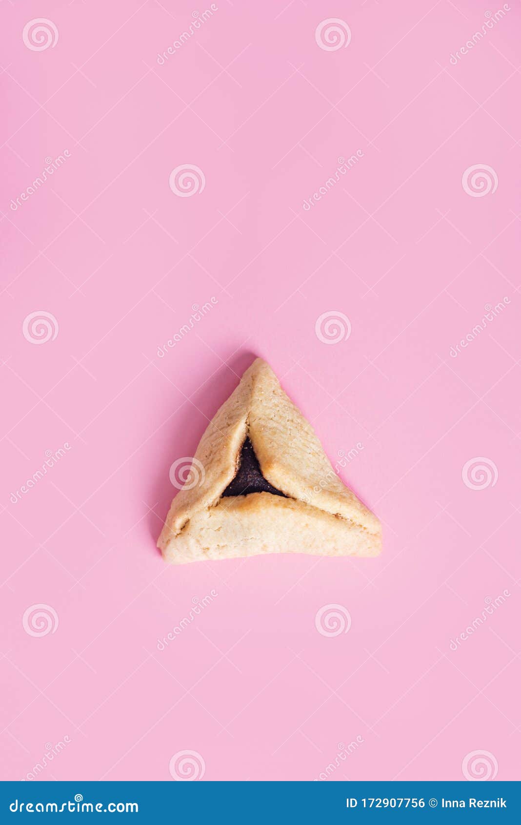 Um Biscoito De Haman Congelado De Hamentashen Em Fundo Cor-de-rosa Para  Purificação De Férias De Judeus. Foto de Stock - Imagem de preto, feriado:  172907756