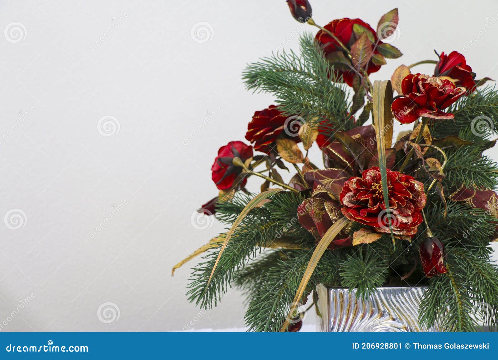 Um Buquê De Flores De Natal De Flores Vermelhas E Sofisticadas Com Ramos De  árvores De Natal. Imagem de Stock - Imagem de feriado, lifestyle: 206928801