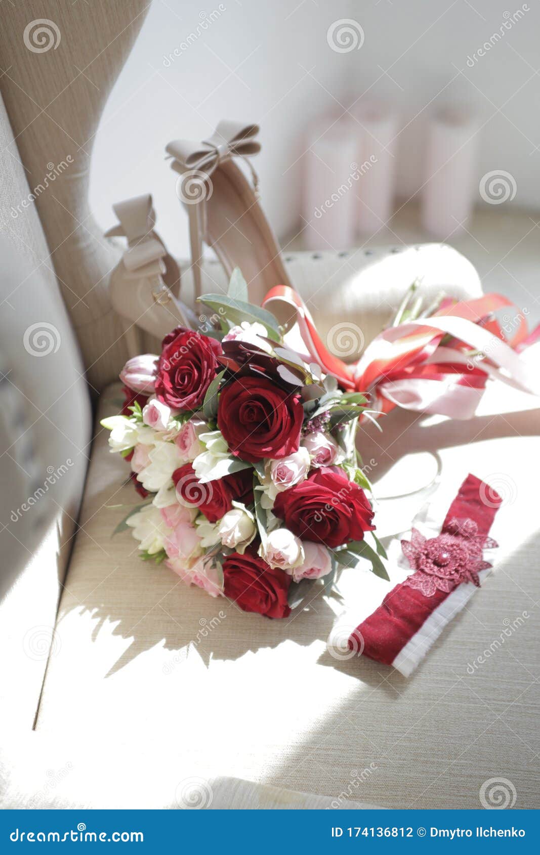 Um Buquê De Noivas De Rosas Vermelhas E Cor-de-rosa Sapatos Uma Garra Da  Noiva Foto de Stock - Imagem de romance, vermelho: 174136812