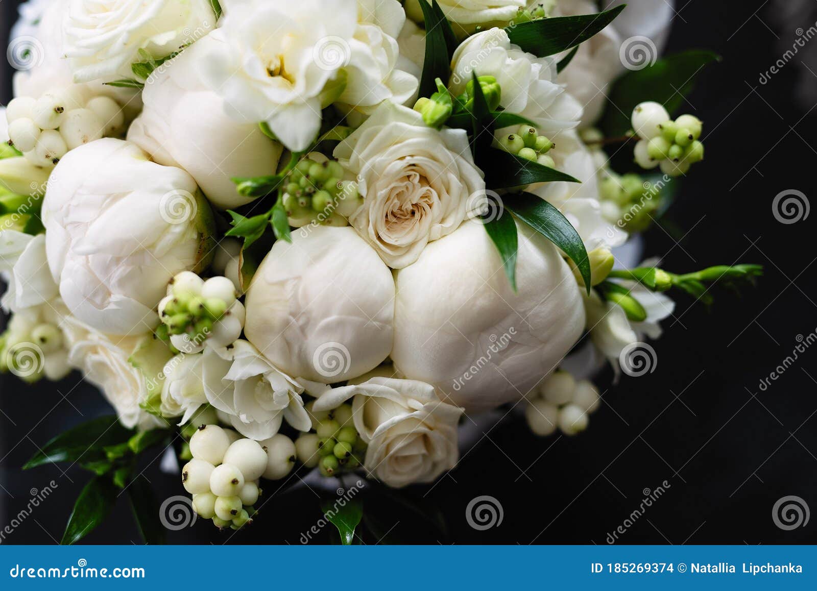 Um Buquê De Peonias Brancas Para a Noiva Um Buquê De Casamento Armado De  Flores Frescas Brancas E Verdes Em Um Buque Foto de Stock - Imagem de  pétala, feriado: 185269374