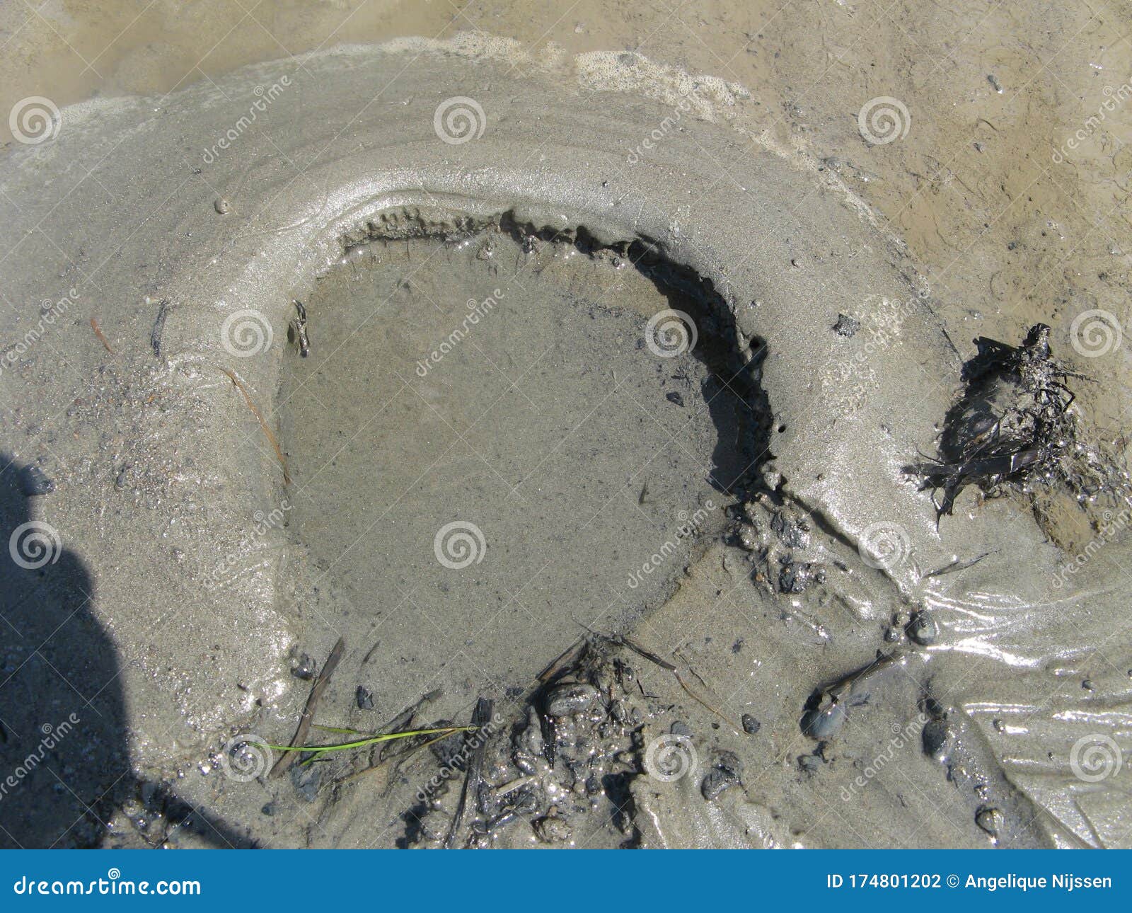 Um Buraco Com Areia Movediça Fechada Na Praia No Verão Foto de