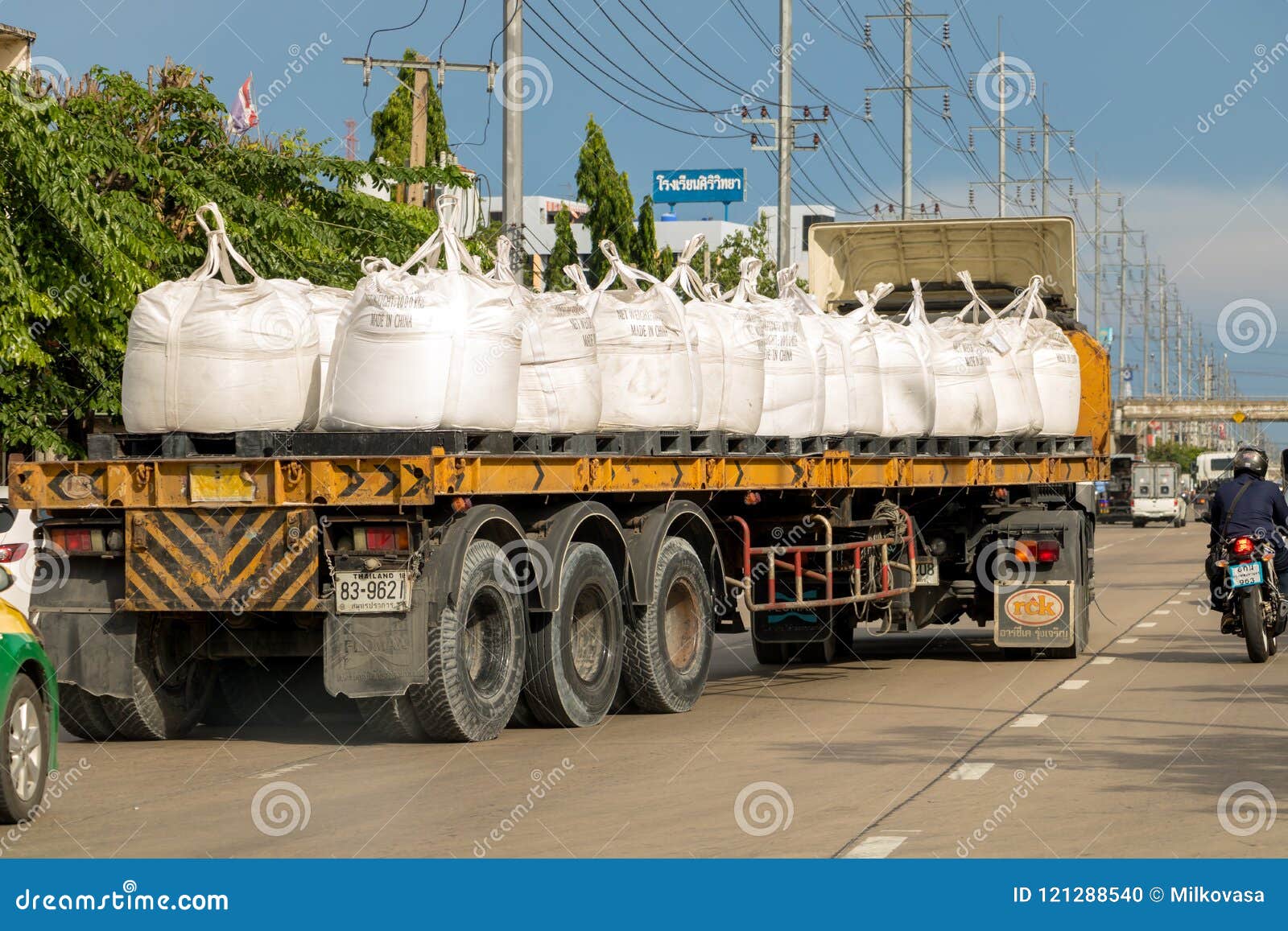 Um Caminhão Com Um Leito Leva Grandes Sacos Imagem Editorial Imagem