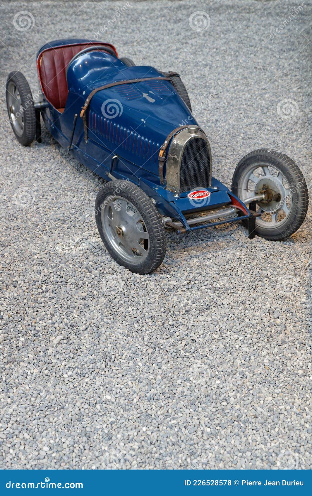 Carro de corrida infantil estilo retro em uma sala de crianças