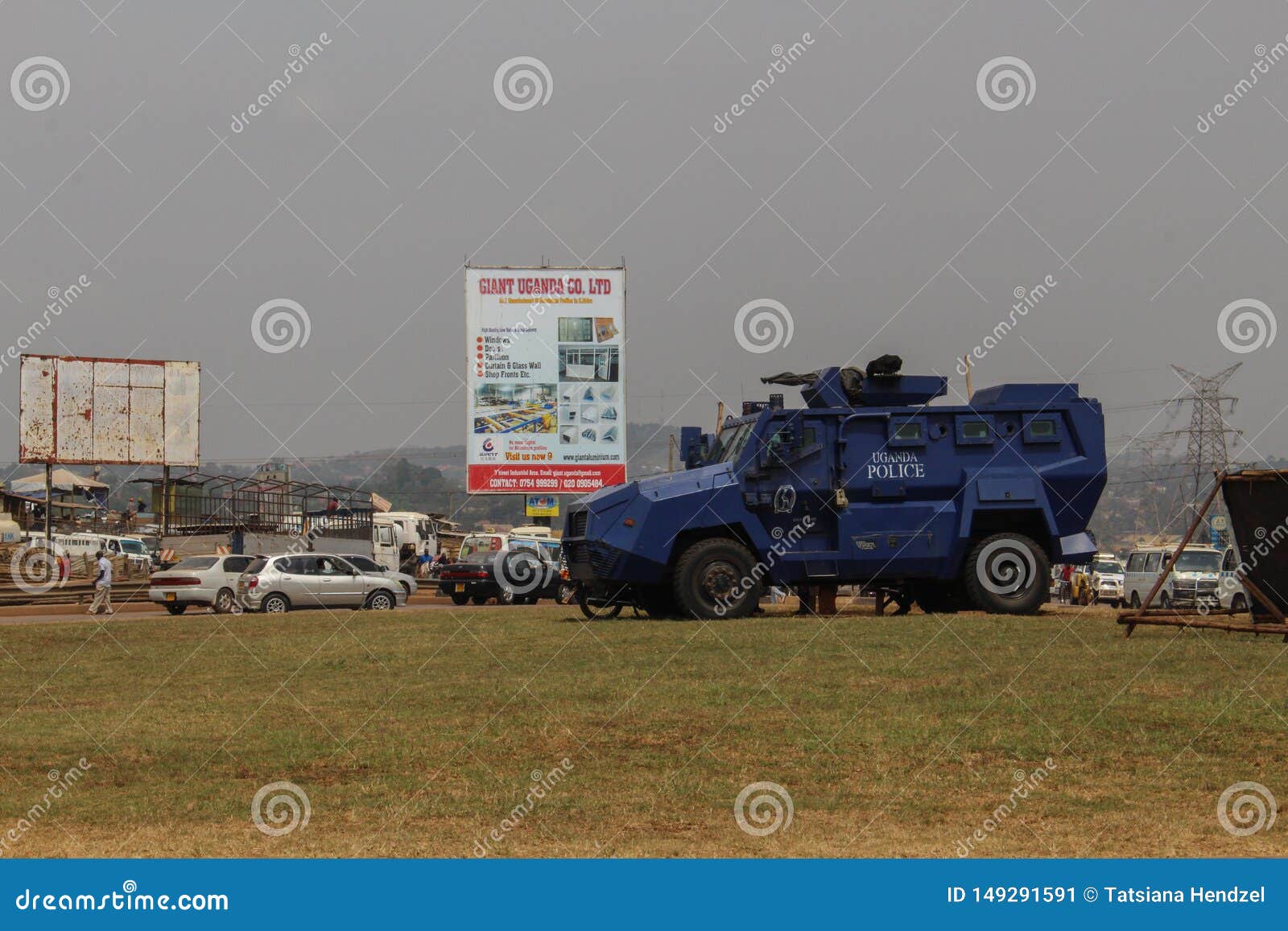 Um Carro De Polícia Azul Militar Blindado Enorme Em Kampala Foto Editorial  - Imagem de controle, defesa: 149291591