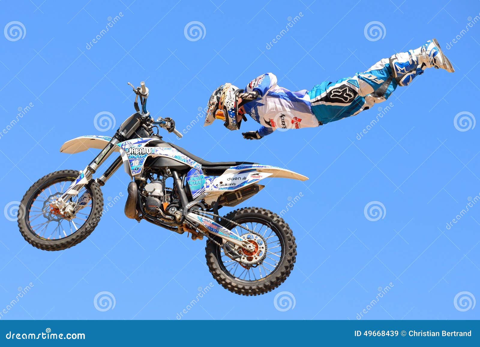 Um Cavaleiro Profissional Na Competição De FMX (motocross Do Estilo Livre)  Em Jogos Extremos De Barcelona Dos Esportes De LKXA Fotografia Editorial -  Imagem de transporte, livre: 57502362