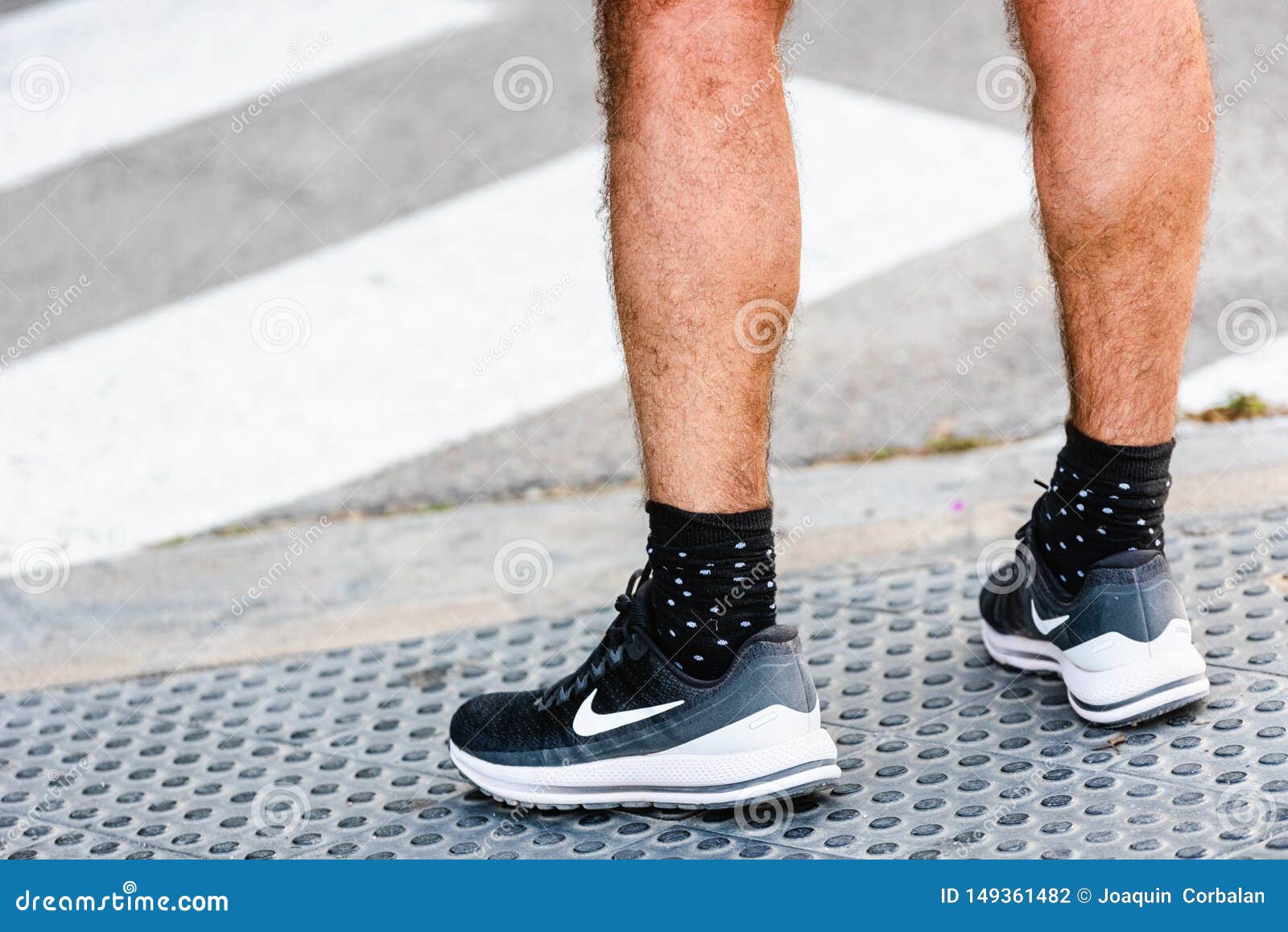 cup Lover scam Um Corredor Usando Um Sapato De Corrida último Modelo Da Marca Americana  Nike Fotografia Editorial - Imagem de tênis, maratona: 149361482