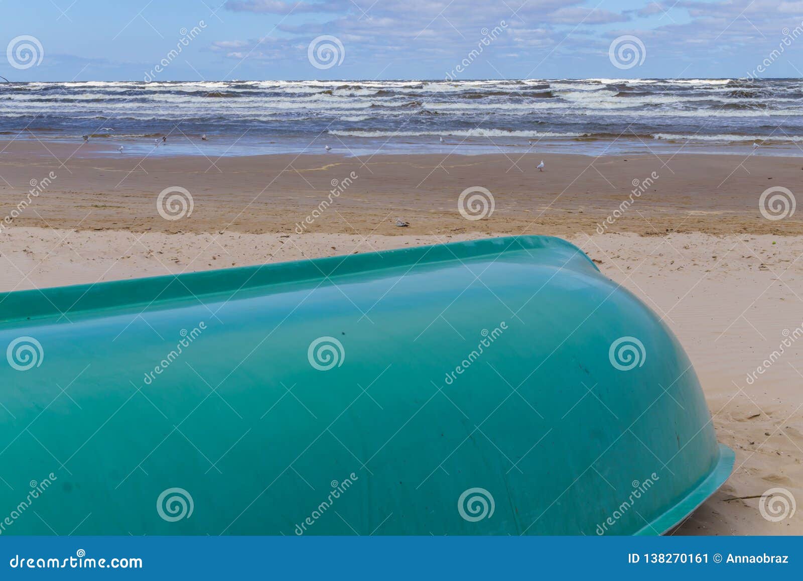 Um dia ventoso na costa do golfo de Riga Jurmala, Letónia - em agosto de 2017