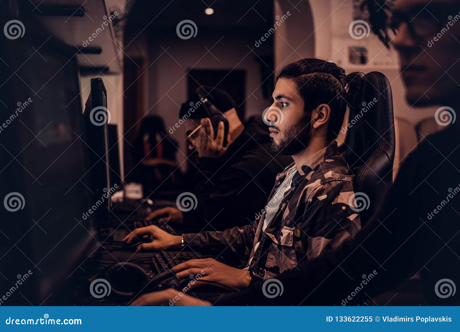 Amigos jogando jogo de computador no clube de jogo de pc