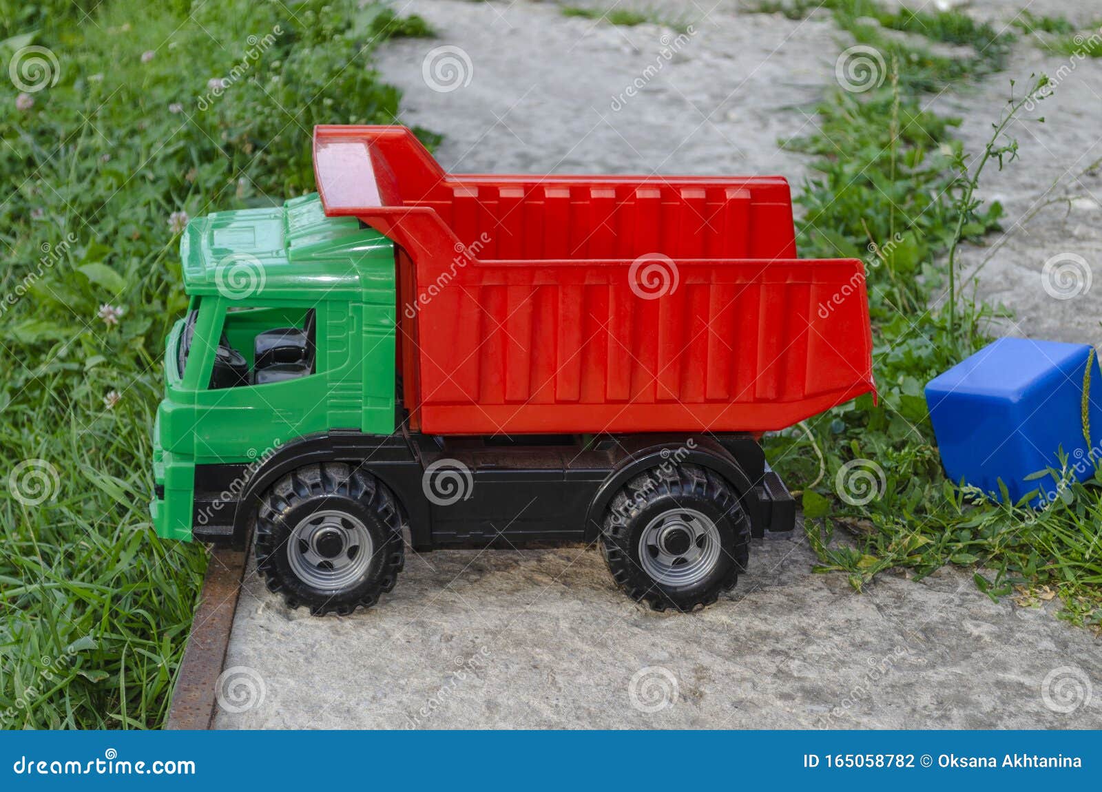 Caminhão basculante de caminhão de brinquedo em um fundo azul