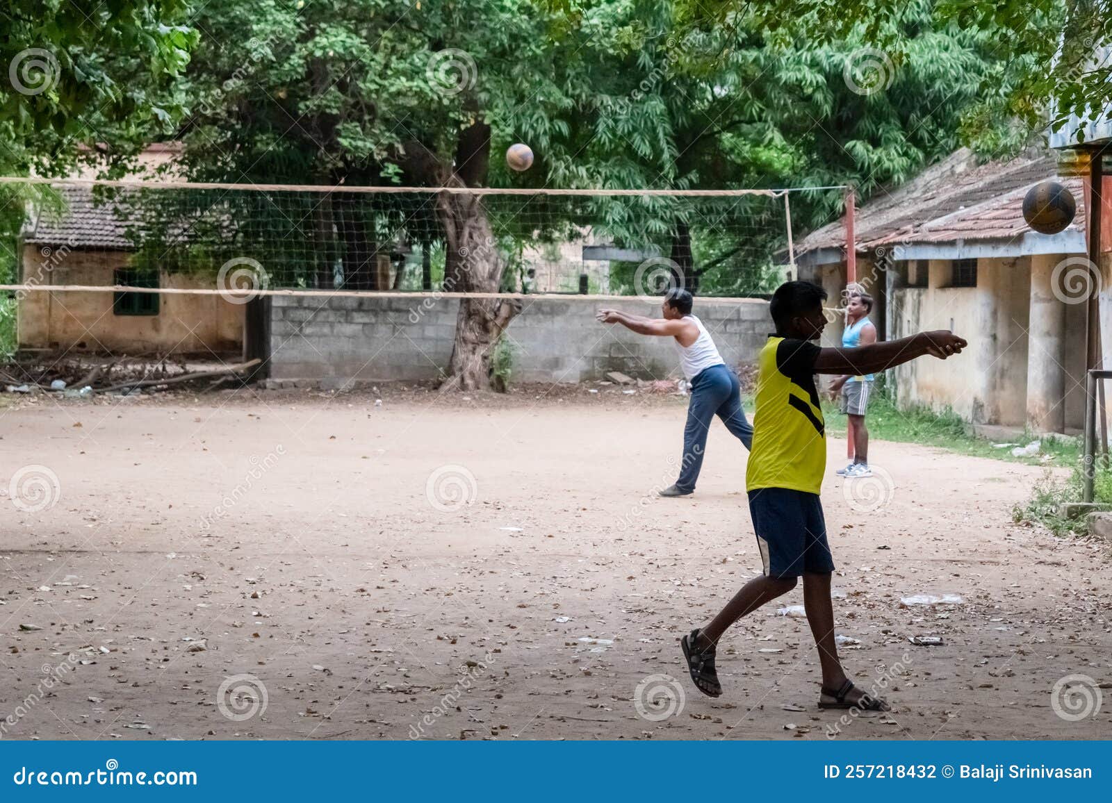 Um Grupo De Pessoas Jogando Vôlei Em Uma Quadra Ao Ar Livre No Complexo De  Vellore Fort Fotografia Editorial - Imagem de exterior, atividade: 257218432