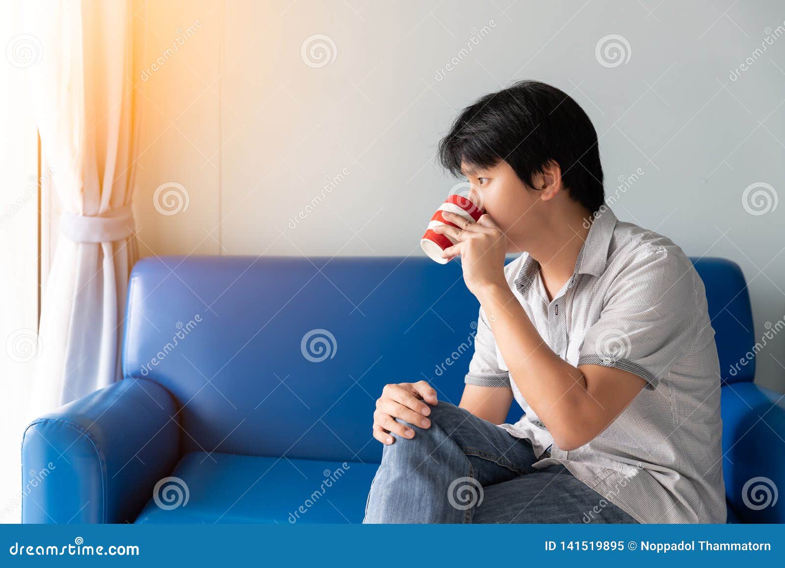Um Homem Bebe O Cafe Na Manha Ao Sentar Se No Sofa Azul Olha A Parte Externa E Pensa Para Encontrar Ideias Criativas Imagem De Stock Imagem De Viver Ideia Um Homem Bebe O Cafe Na Manha Ao Sentar Se No Sofa Azul Olha A Parte Externa E Pensa Para Encontrar Ideias Criativas Imagem De Stock Imagem De Viver Ideia