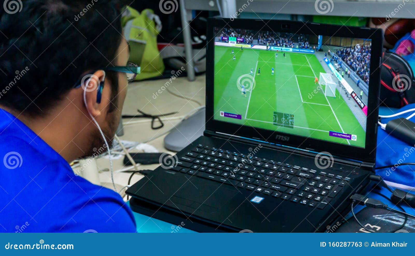 Jogo De Vídeo Do Futebol Ou Do Futebol No Portátil Jogo Do Homem Novo Foto  de Stock - Imagem de eletrônico, laptop: 109925292