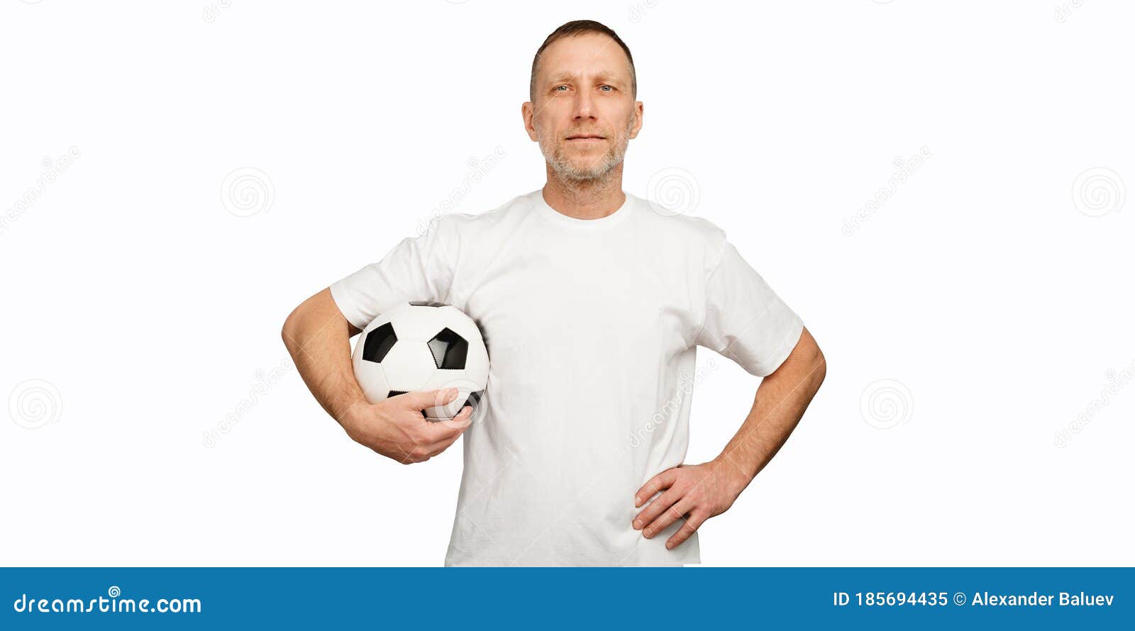 Jogador de futebol forte com bola de futebol e sorrindo em fundo branco  isolado