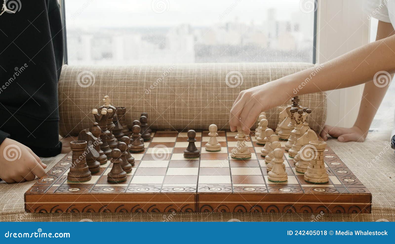 Um Jogo De Xadrez. Criatividade. Um Tabuleiro Com Peças Brancas E Pretas E  Duas Pessoas Tocando. Foto de Stock - Imagem de jogador, desafio: 242405018