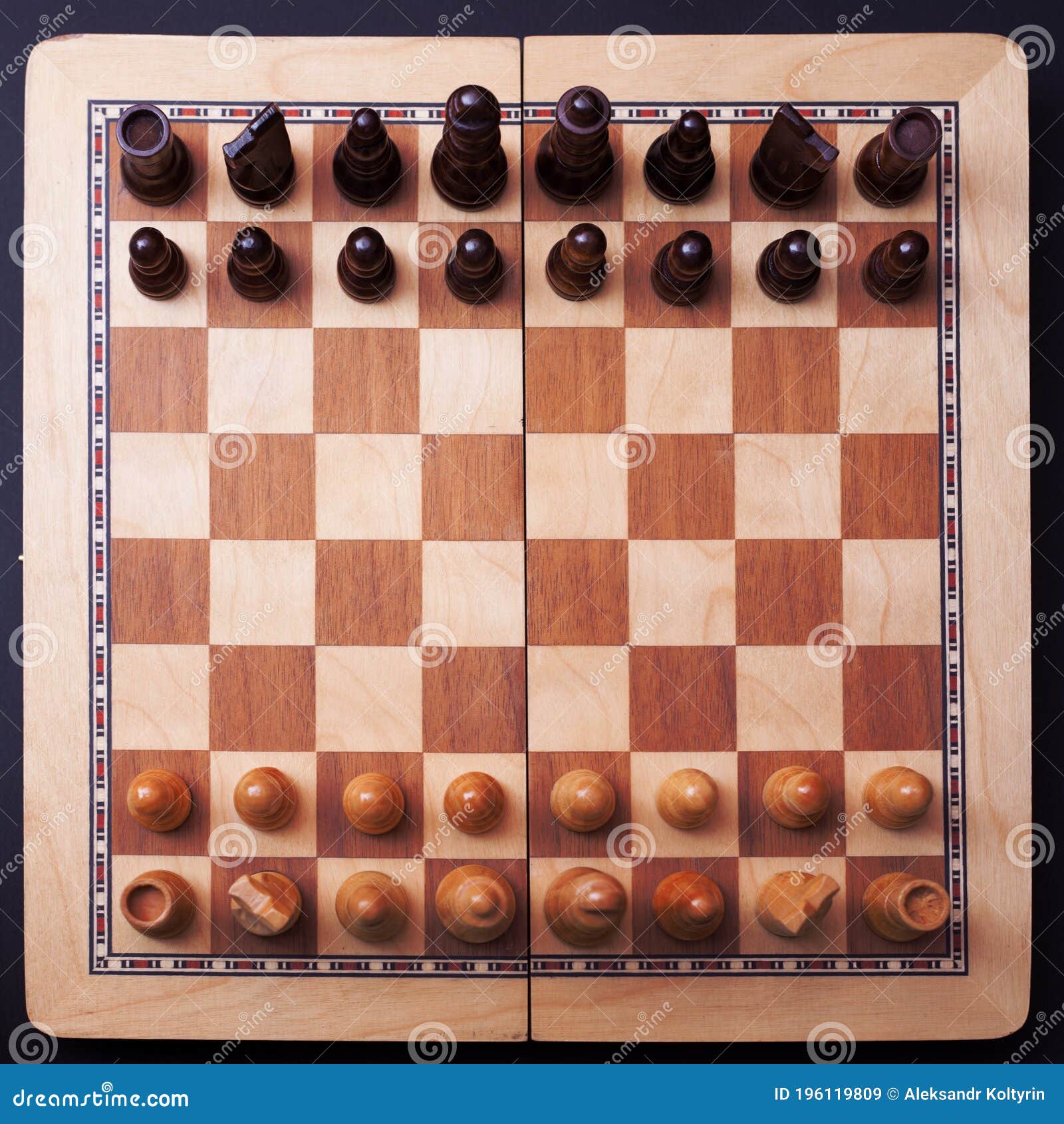 Um jogo de xadrez com o rei no topo.