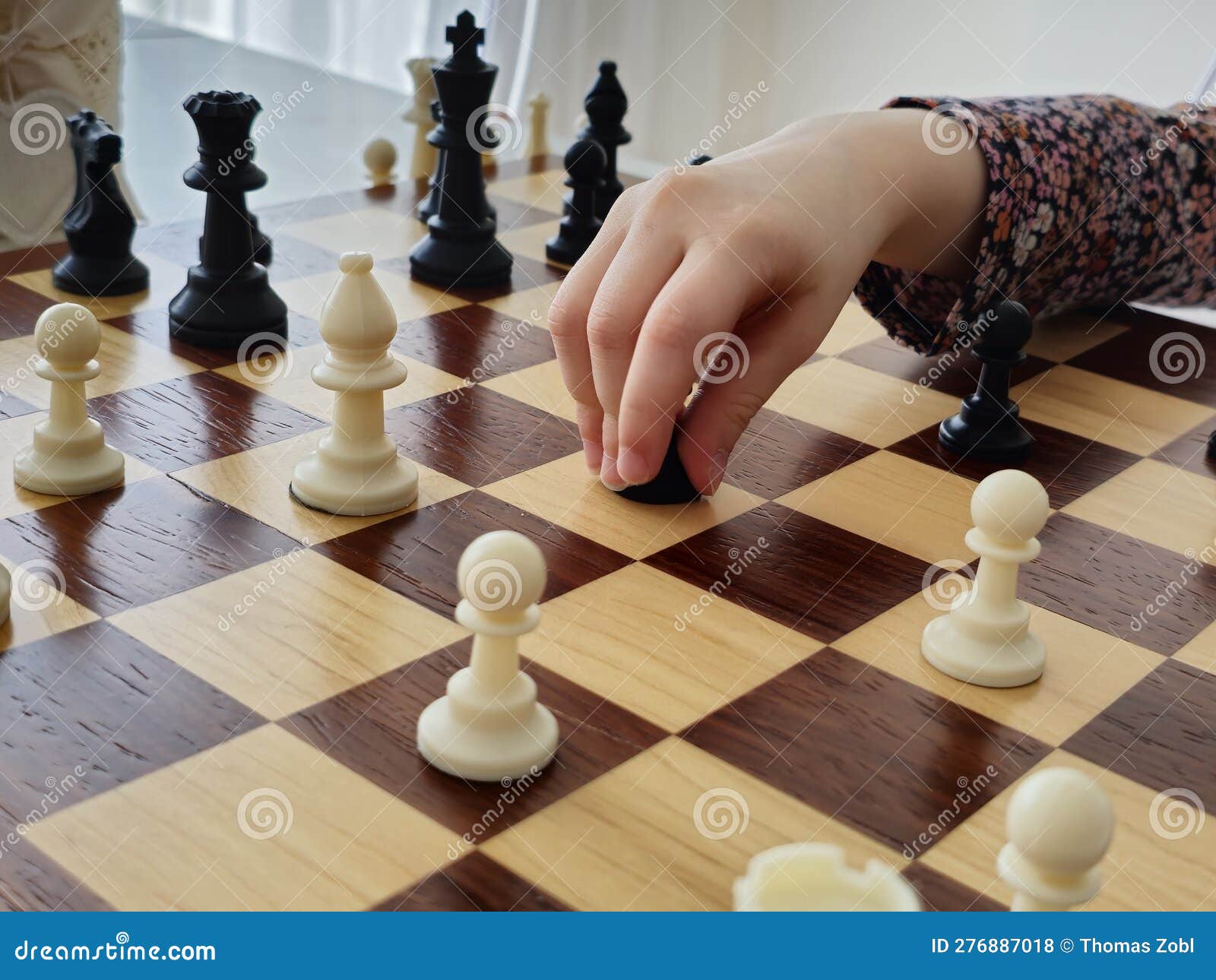 Grande plano de peças de xadrez pretas de madeira em um tabuleiro