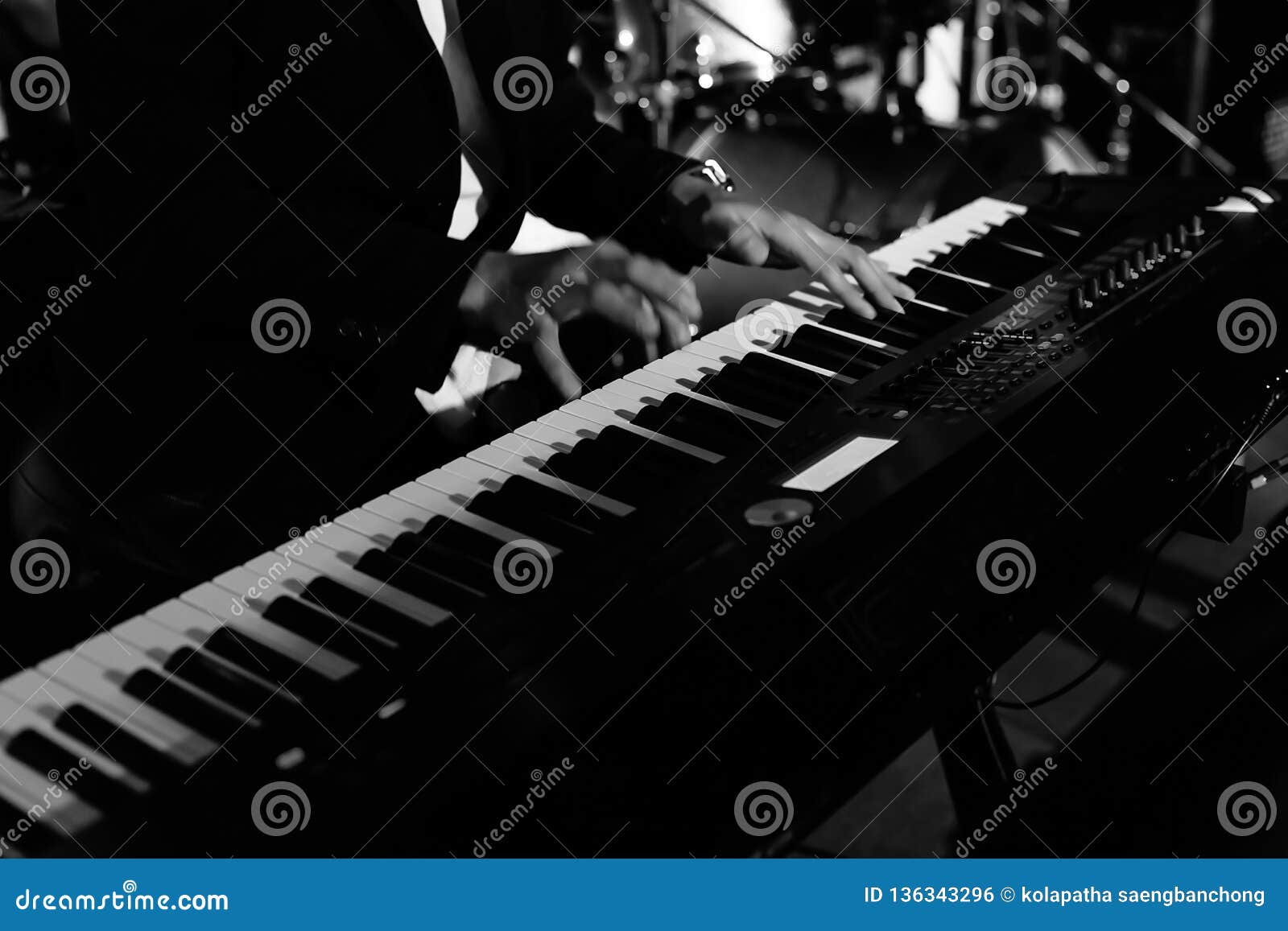 Um Músico Do Pianista é De Execução E De Jogo Alguma Música Agradável  Usando Um Teclado De Piano Em Uma Fase Em Algum Clube Notur Foto de Stock -  Imagem de entretenimento