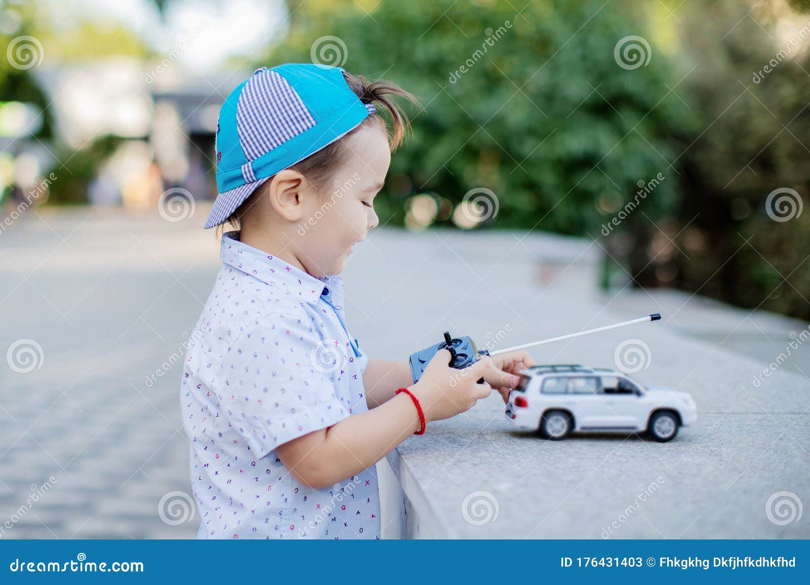 Um Menino Brinca Com Um Carro De Brinquedo No Rádio Segurando Um Controle  Remoto Imagem de Stock - Imagem de humano, jogar: 176431403