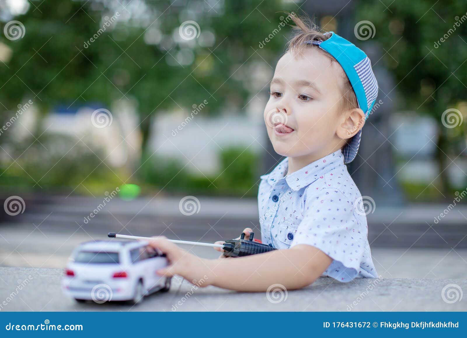 Crianças brincando com carro de controle remoto