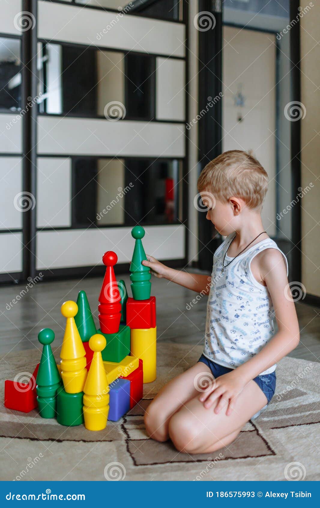 Dois meninos brincando com brinquedos na sala de jogos.