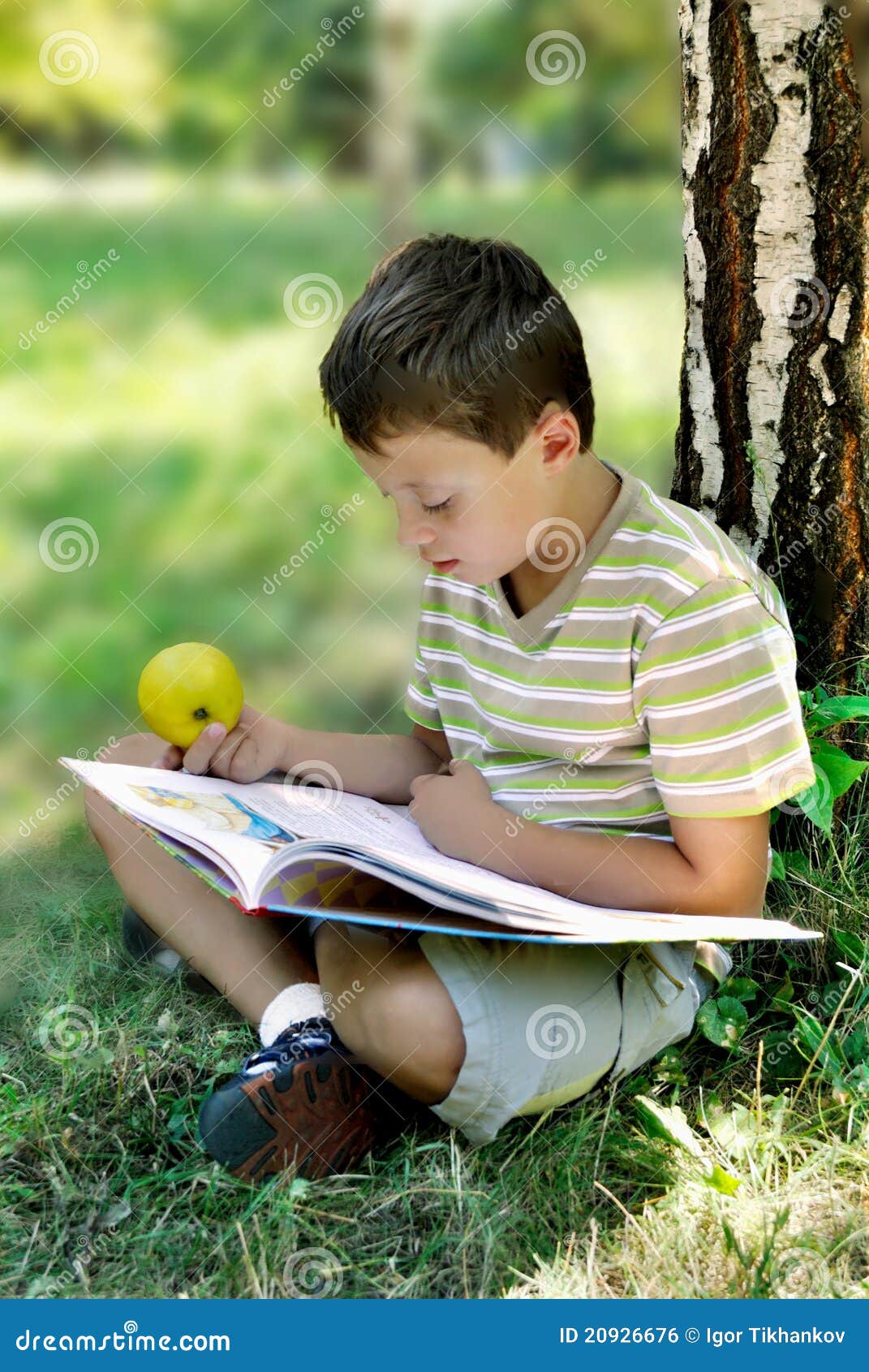 My hobby is read books. Мальчик сидит читает. Мальчик сидит под деревом. Книга для мальчиков. Мальчик сидит на книжках.