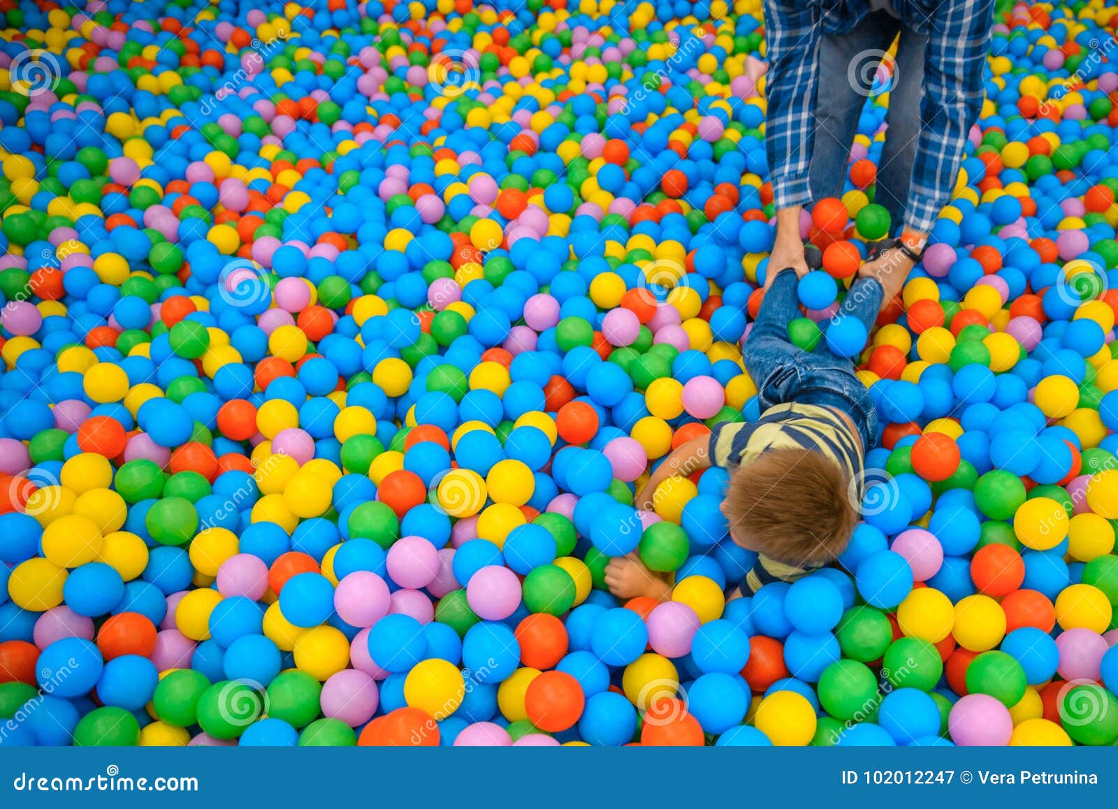 Um Menino Com O Pai Na Sala De Jogo Com Muitas Bolas Coloridas Pequenas  Imagem de Stock - Imagem de pouco, partido: 102012247