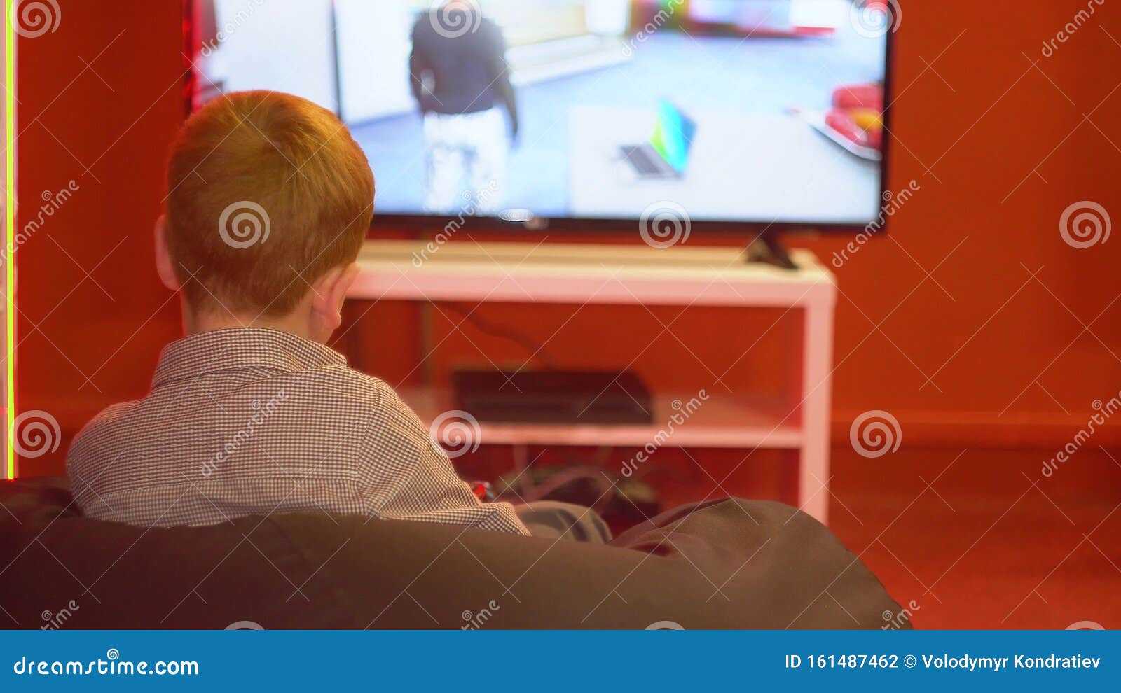 Uma Mulher Jovem Está Jogando Um Console Do Jogo. Jogo Da Menina E Jogos De  Vídeo Do Computador. O Streamer Segura Um Joystick Em Suas Mãos. Pessoa Em  Casa À Noite Foto