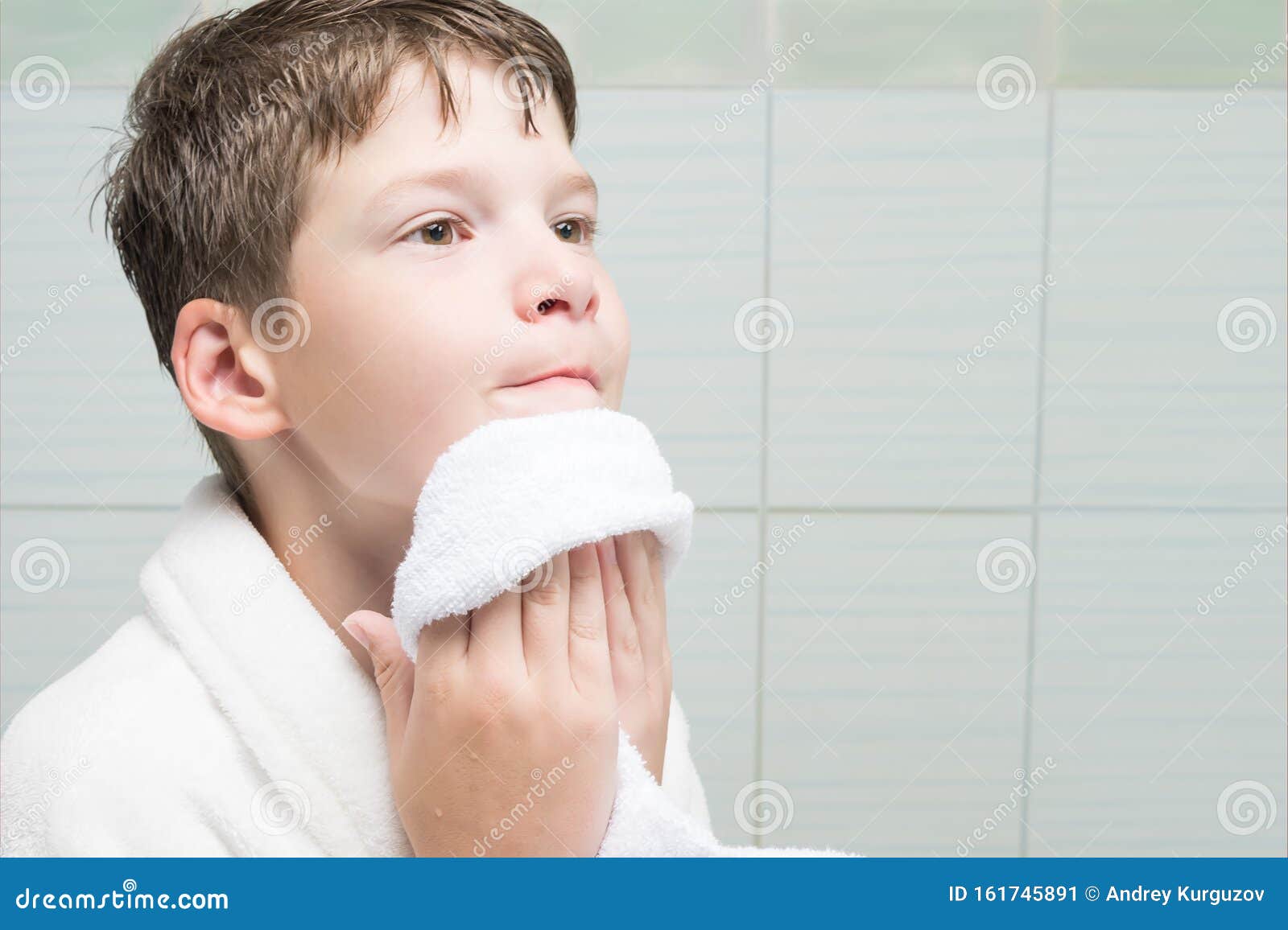 Вытирание полотенцем. Мальчик вытирается полотенцем. Вытирает лицо полотенцем. Мальчик вытирает лицо. Мальчик умывается полотенце.