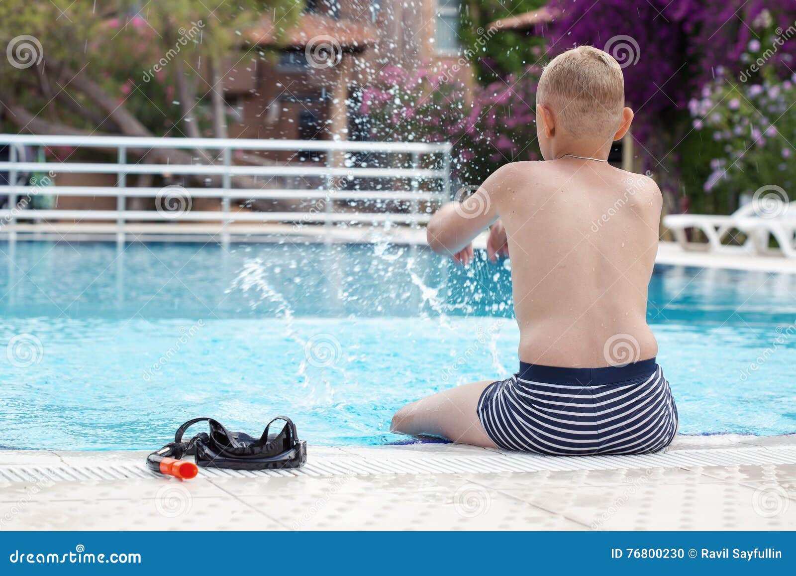 Мальчик трусы бассейн. Мальчики в бассейне. Мальчишки в бассейне. Мальчик возле бассейна. Мальчики переодеваются для бассейна.