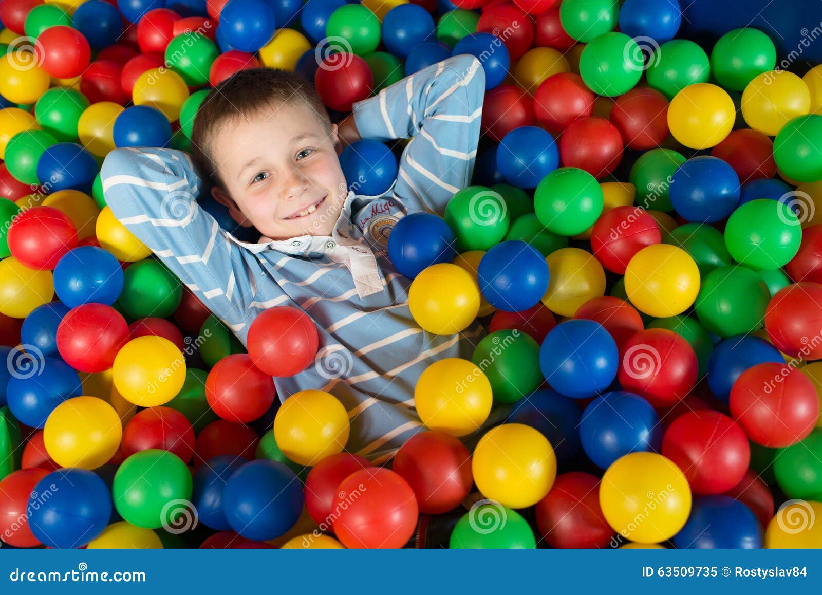 Um Menino Com O Pai Na Sala De Jogo Com Muitas Bolas Coloridas Pequenas  Imagem de Stock - Imagem de pouco, partido: 102012247