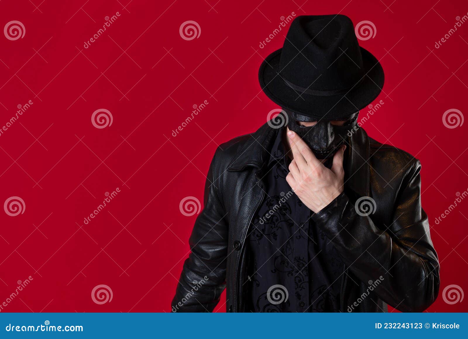 Um misterioso assassino ninja em estilo noir, um homem em roupas pretas com  uma capa e um chapéu cobrindo o rosto.