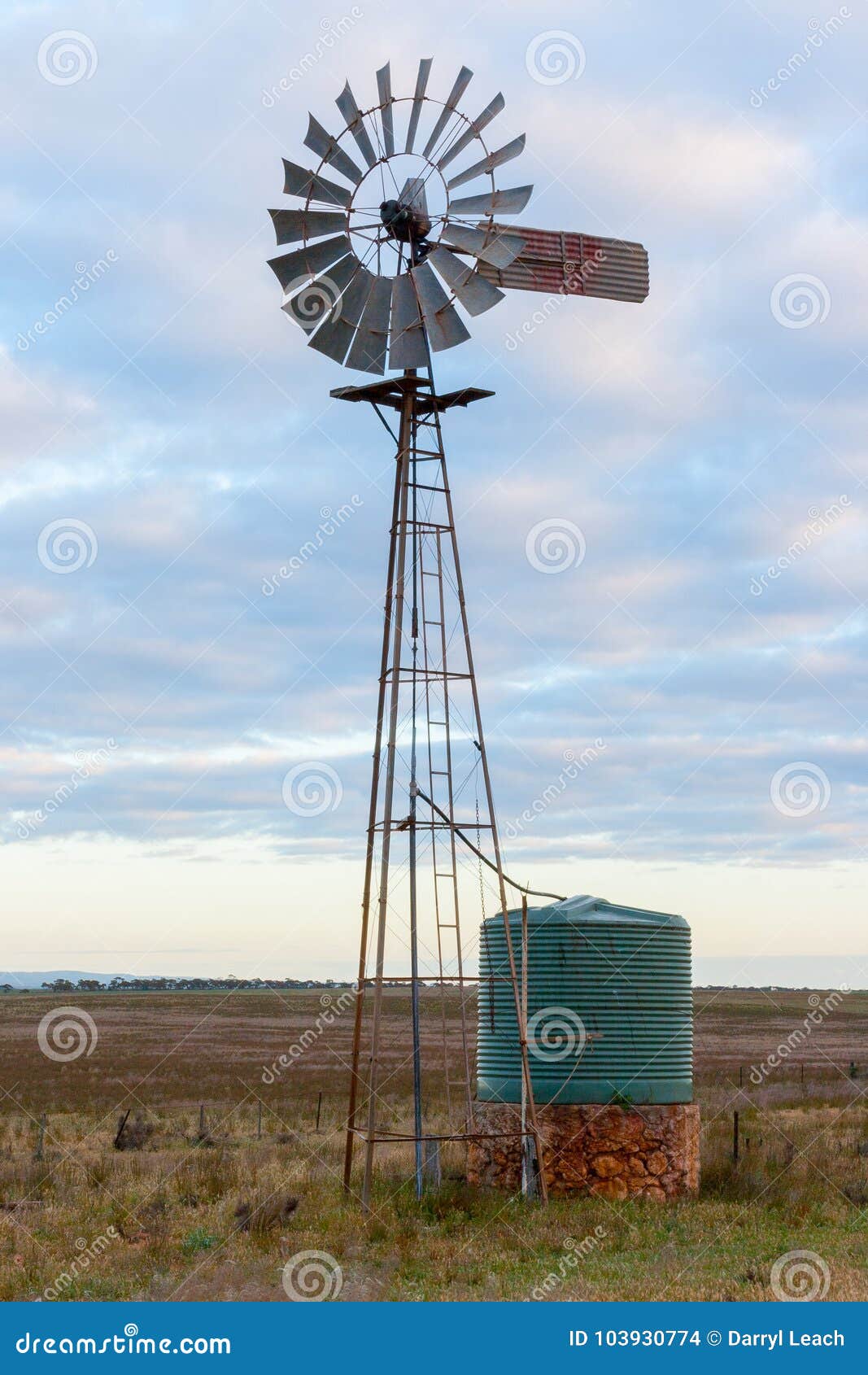 Antigo Antigo Moinho De Vento Aermotor Em Movimento Usado Para Bombear Água  Para O Gado Em Um Rancho Ou Fazenda Foto Royalty Free, Gravuras, Imagens e  Banco de fotografias. Image 17495897