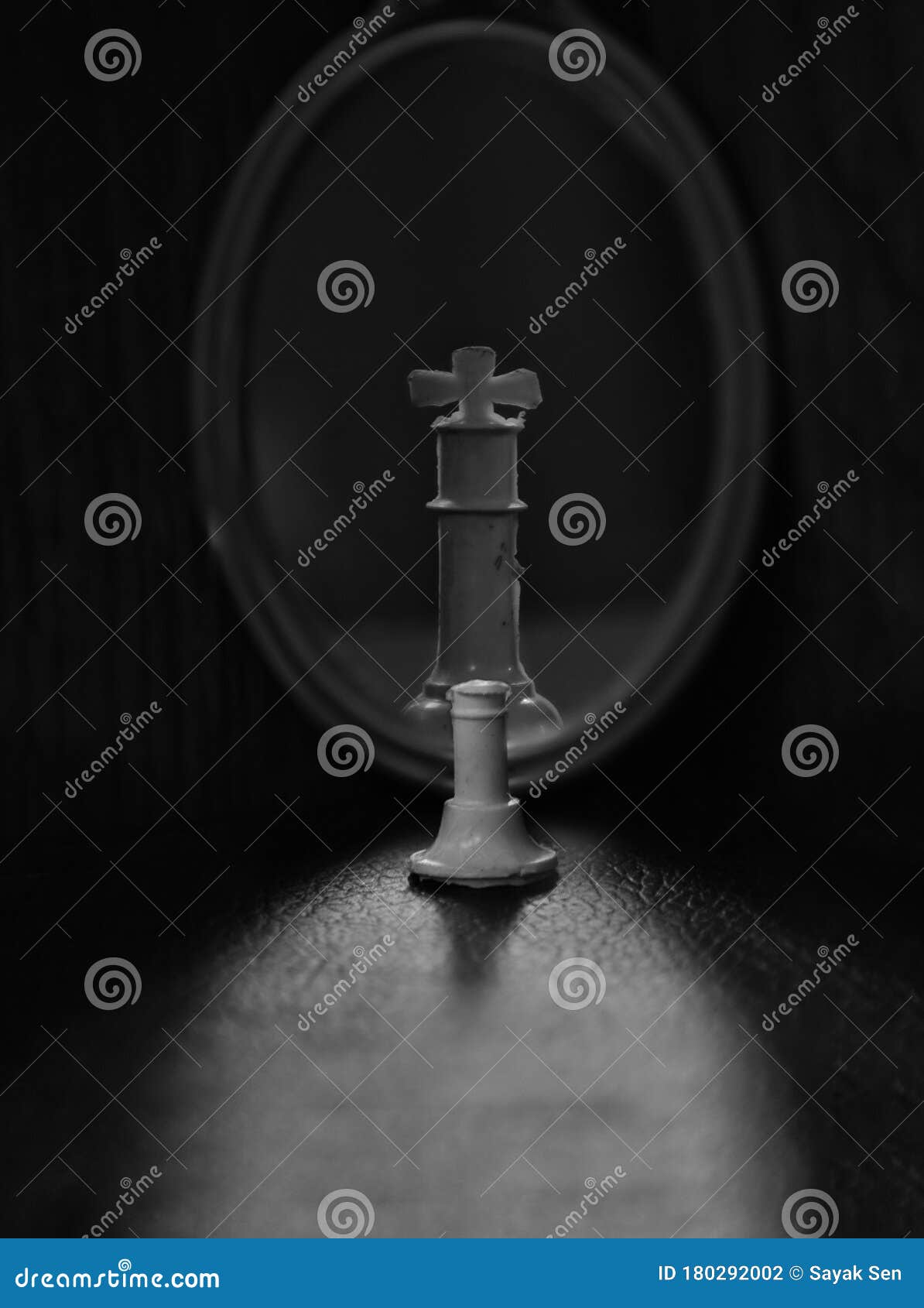 Um Peão De Xadrez Olha No Espelho E Se Vê Como Um Rei Foto de Stock -  Imagem de jogo, desafio: 235662154
