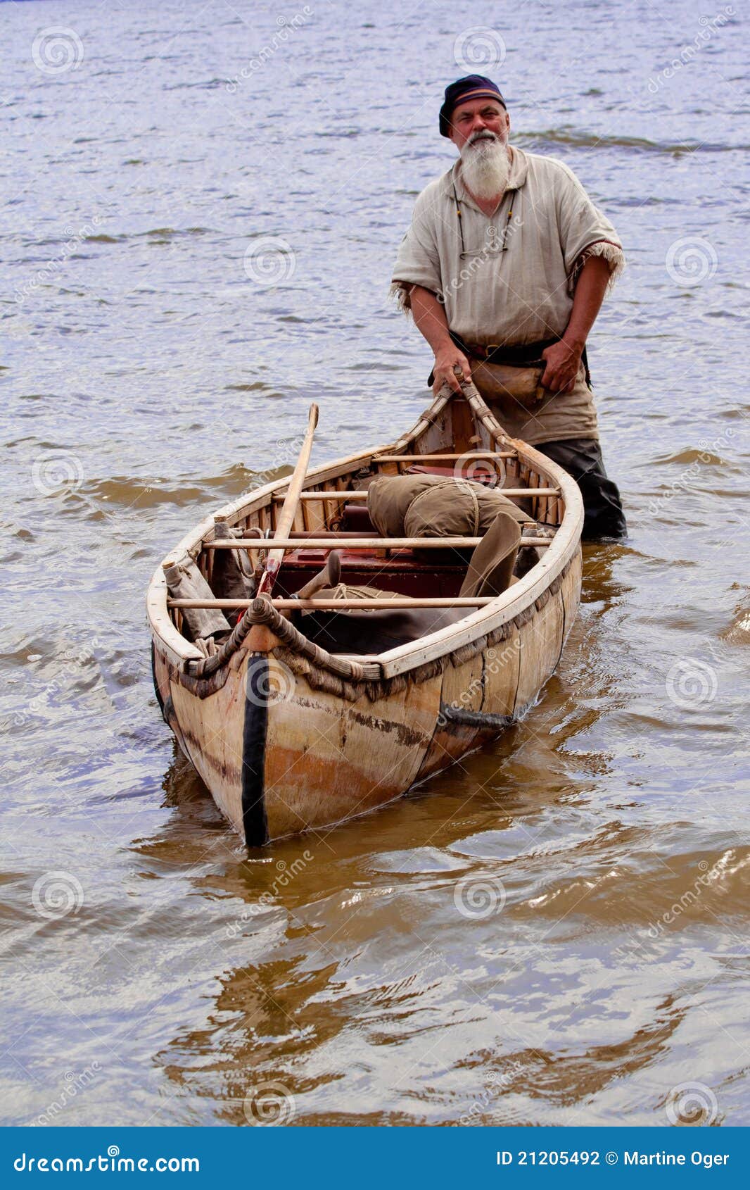 Um pescador com seu bote. fotografia editorial. Imagem de local - 21205492